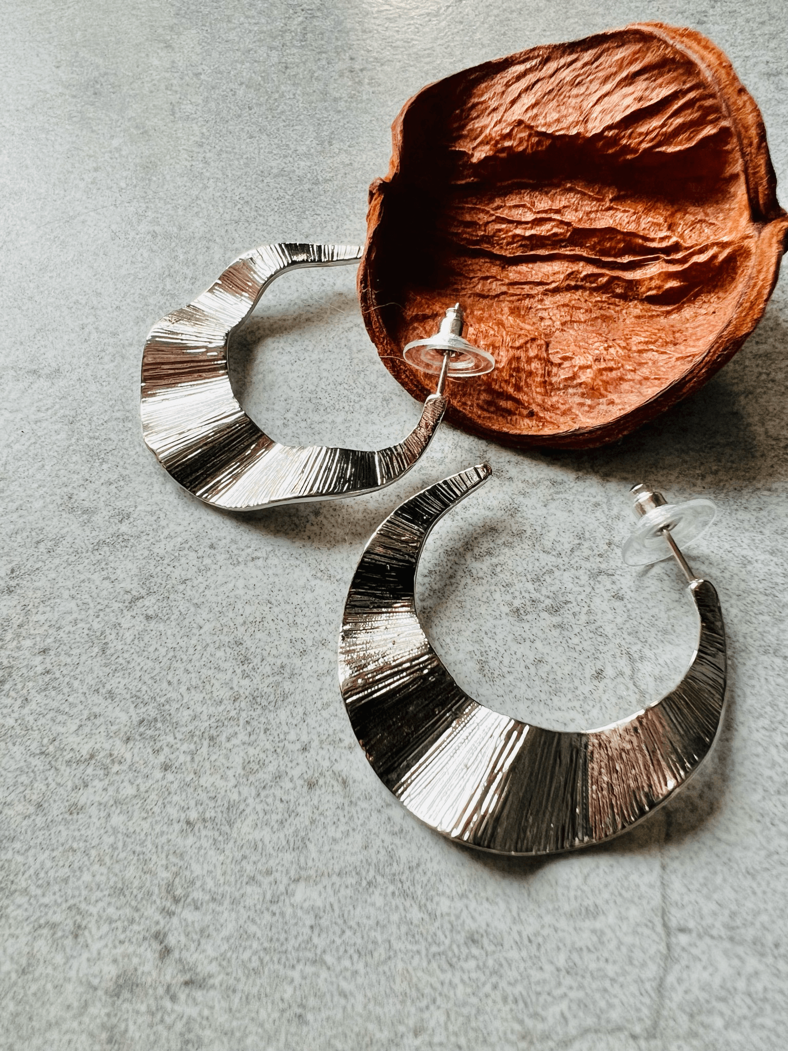 Boucles d’oreilles ALIX créoles argentées - Créations Uniques