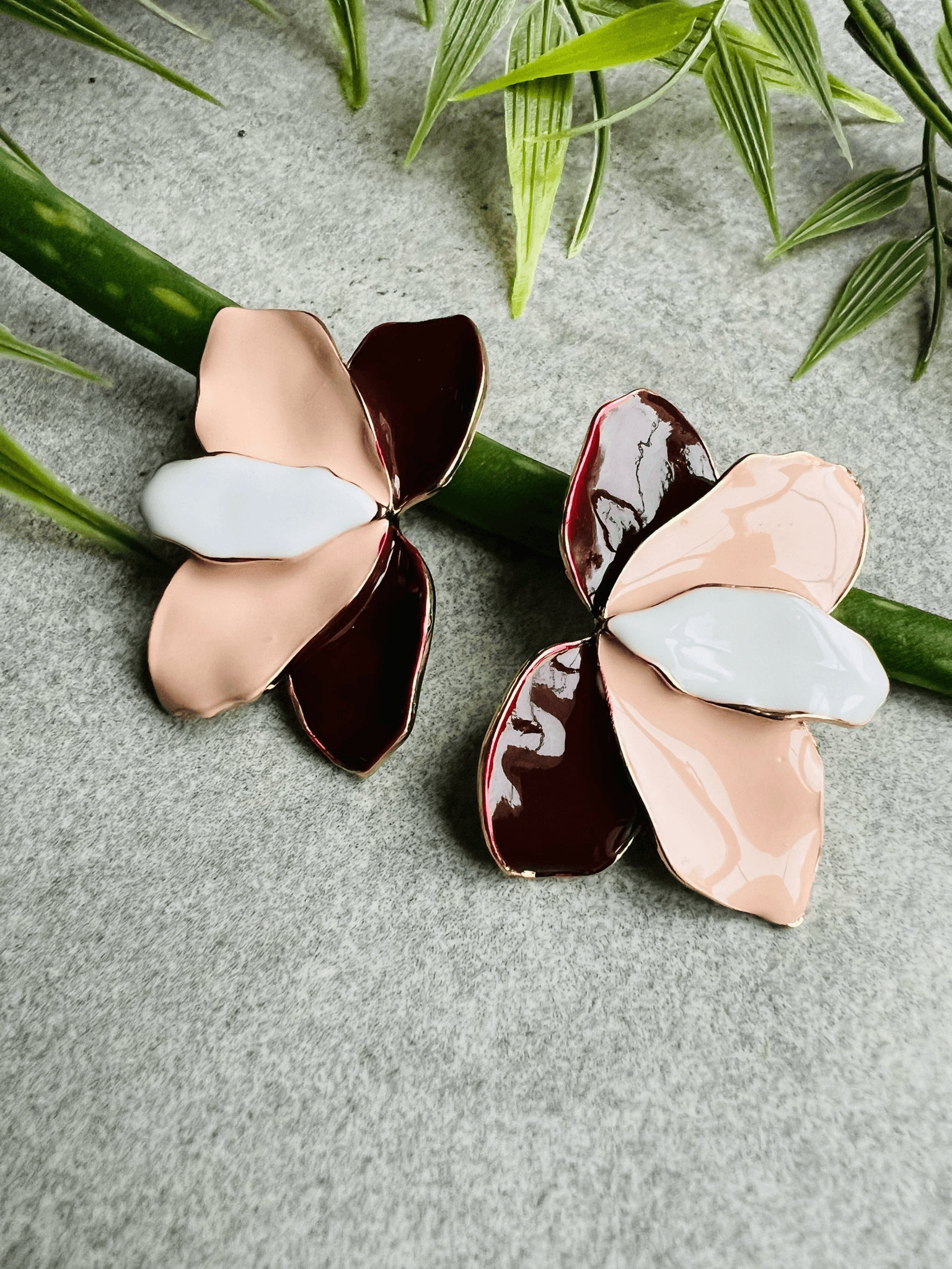 Boucles d’oreilles FLEUR pétales tricolores (rose, blanc et bordeaux) - Créations Uniques