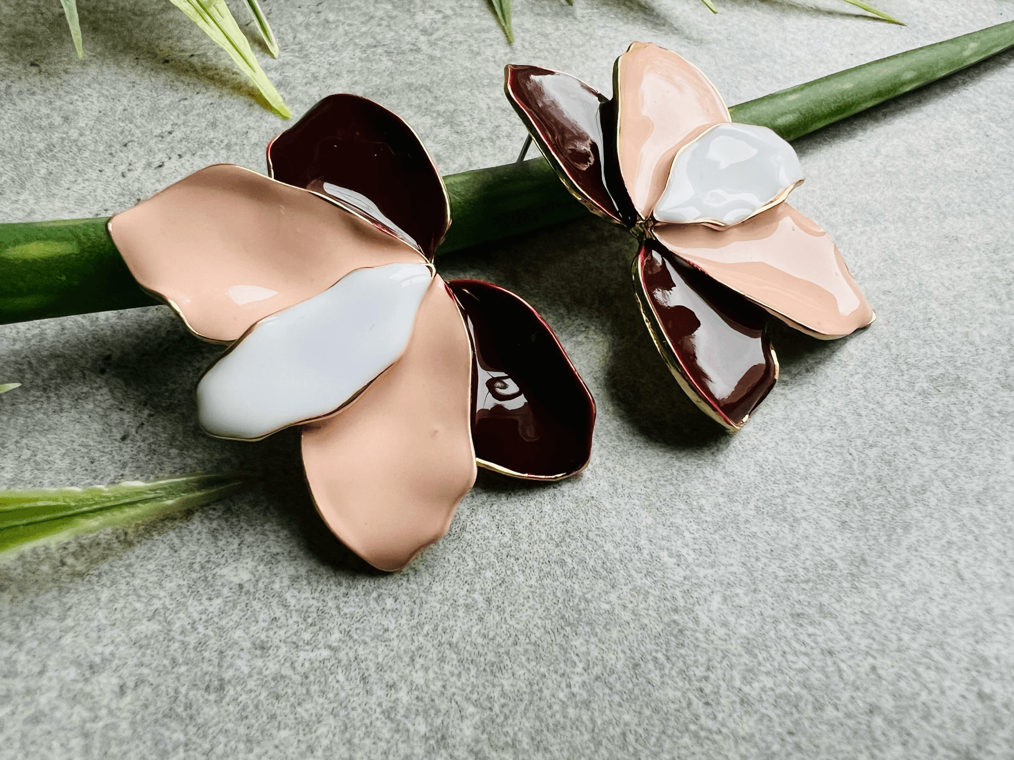 Boucles d’oreilles FLEUR pétales tricolores (rose, blanc et bordeaux) - Créations Uniques