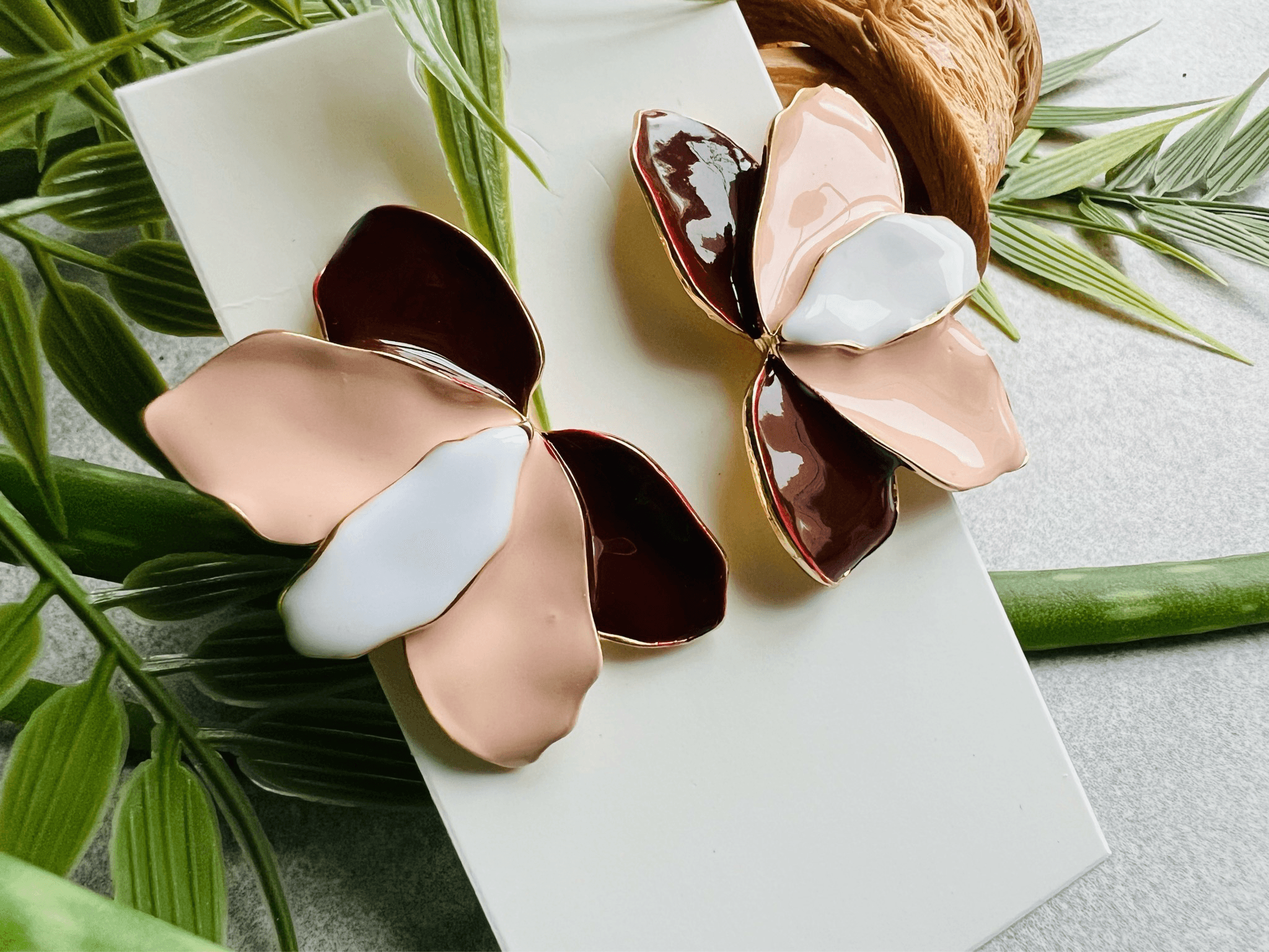 Boucles d’oreilles FLEUR pétales tricolores (rose, blanc et bordeaux) - Créations Uniques