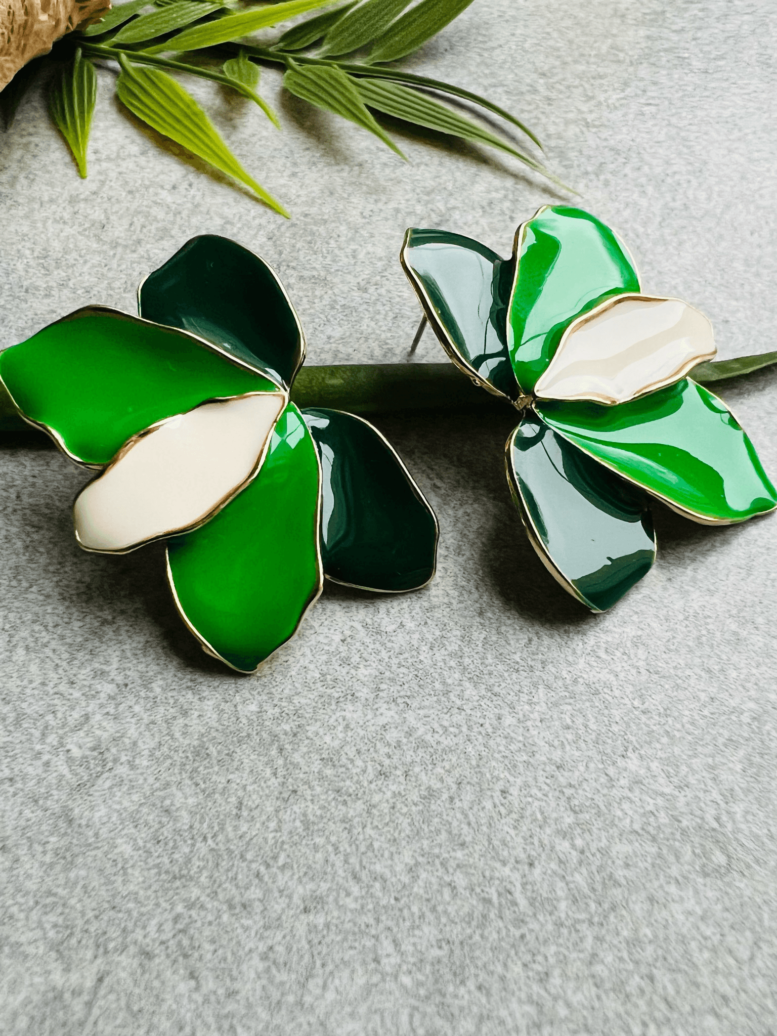 Boucles d’oreilles FLEUR pétales tricolores (nuances de vert) - Créations Uniques
