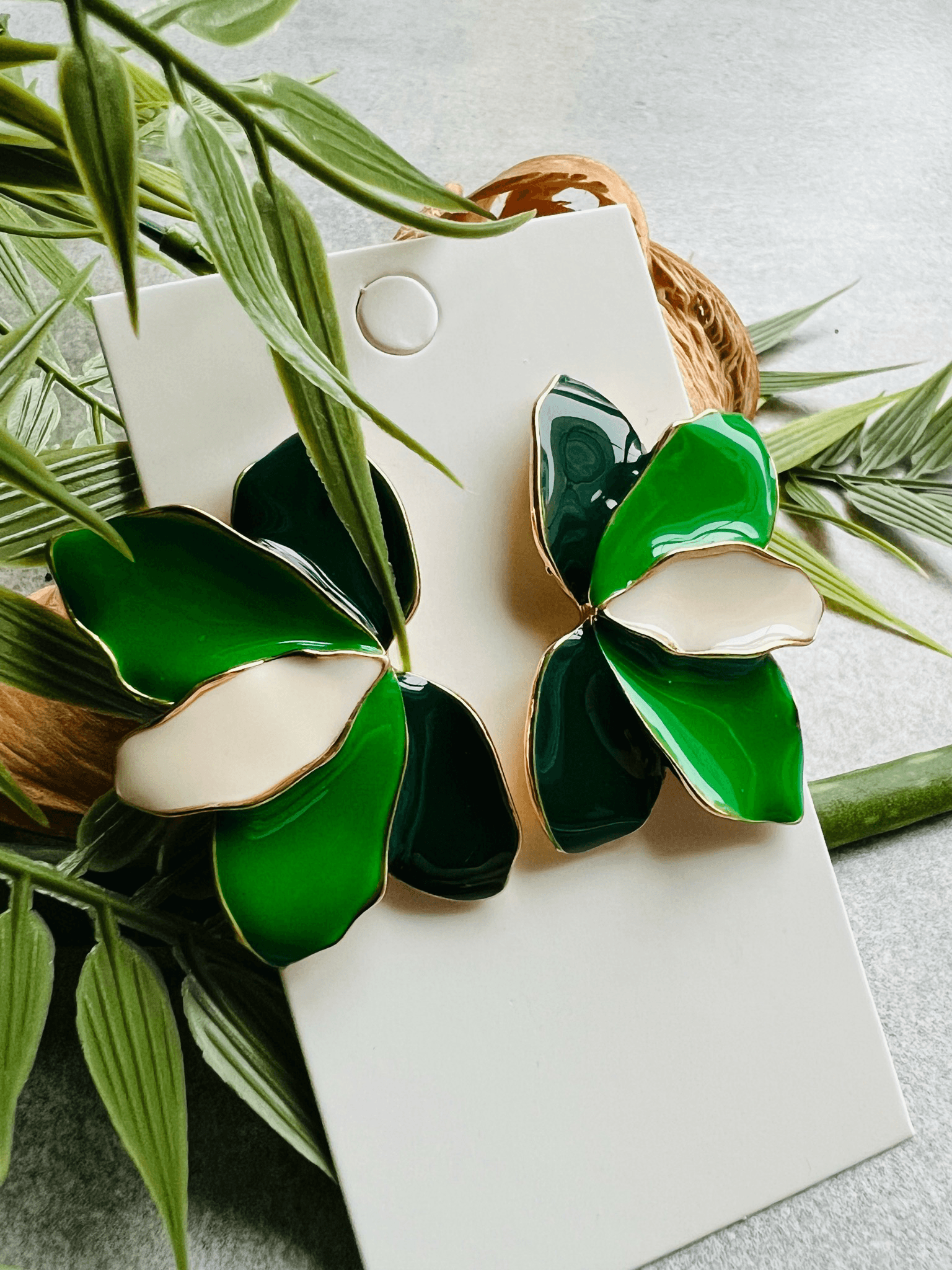 Boucles d’oreilles FLEUR pétales tricolores (nuances de vert) - Créations Uniques