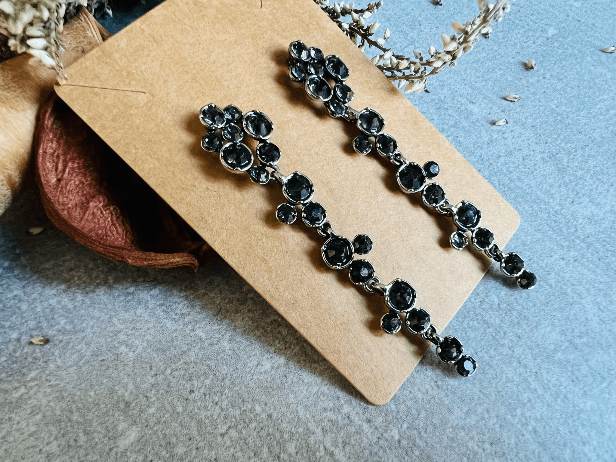 Boucles d’oreilles RAPHAËLLE pendantes bijou rétro noir - Créations Uniques