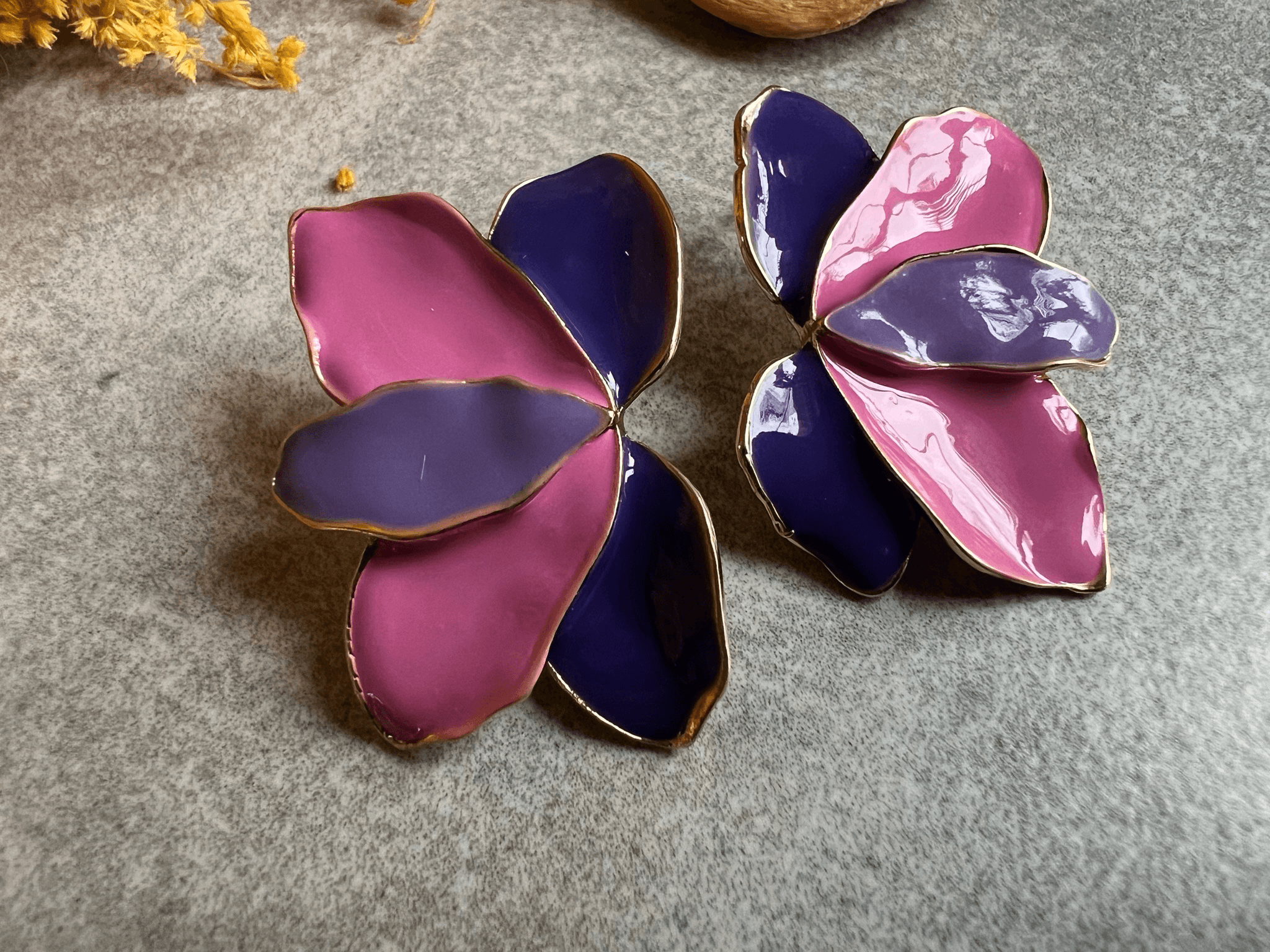 Boucles d’oreilles FLEUR pétales tricolores (nuances de violet) - Créations Uniques