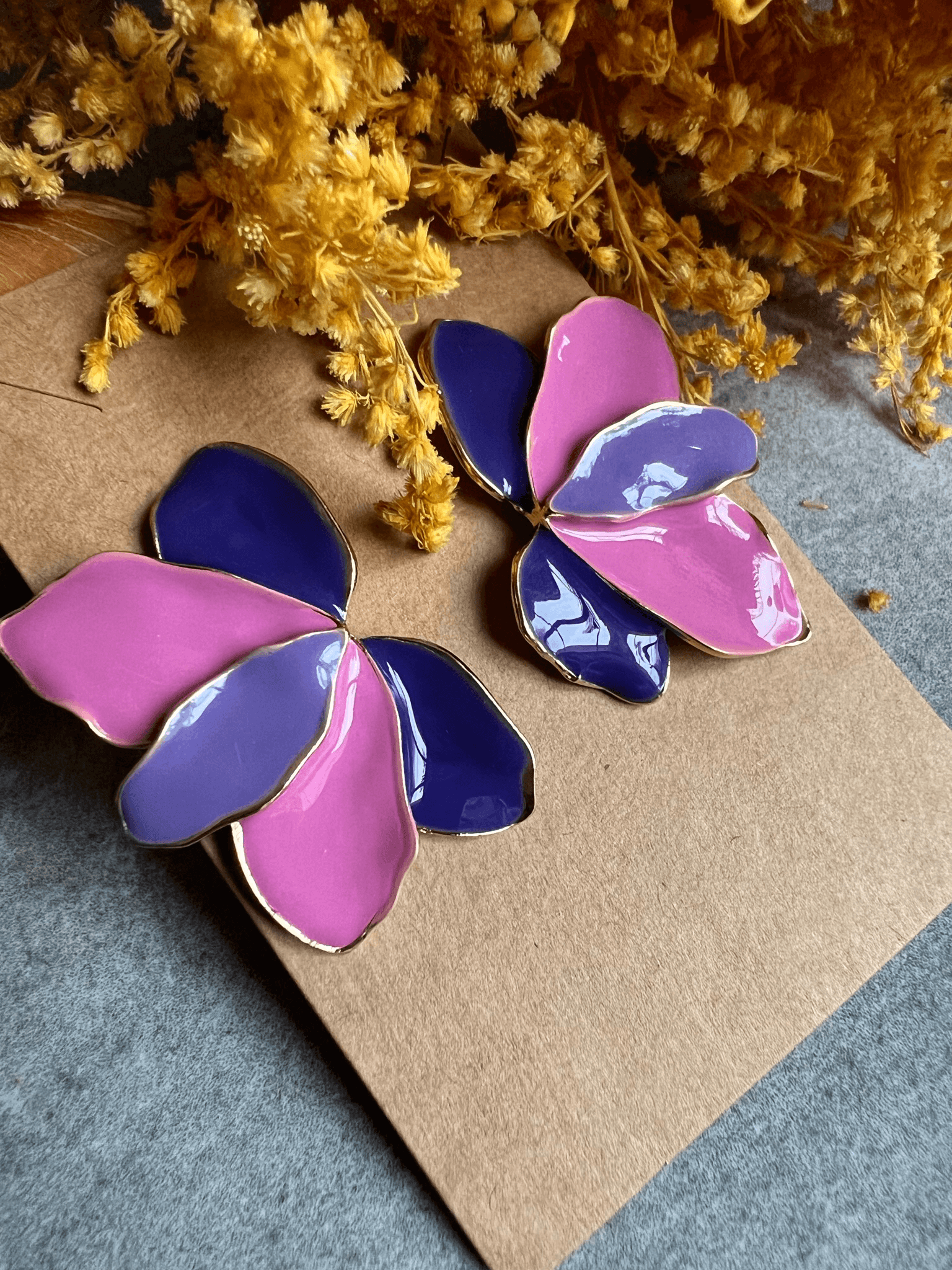Boucles d’oreilles FLEUR pétales tricolores (nuances de violet) - Créations Uniques