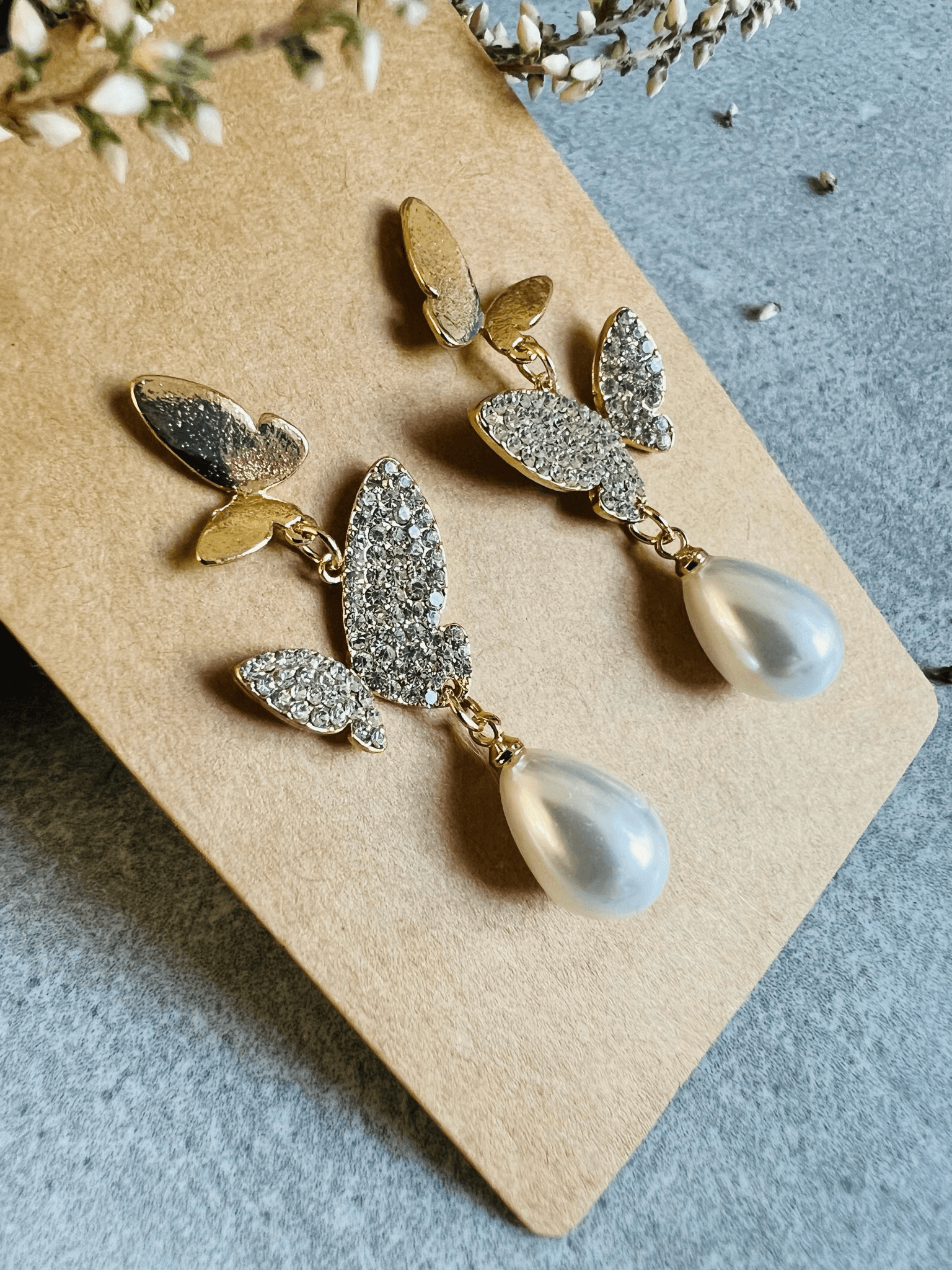 Boucles d’oreilles CATHIA papillons dorés, strass et gouttes perles - Créations Uniques