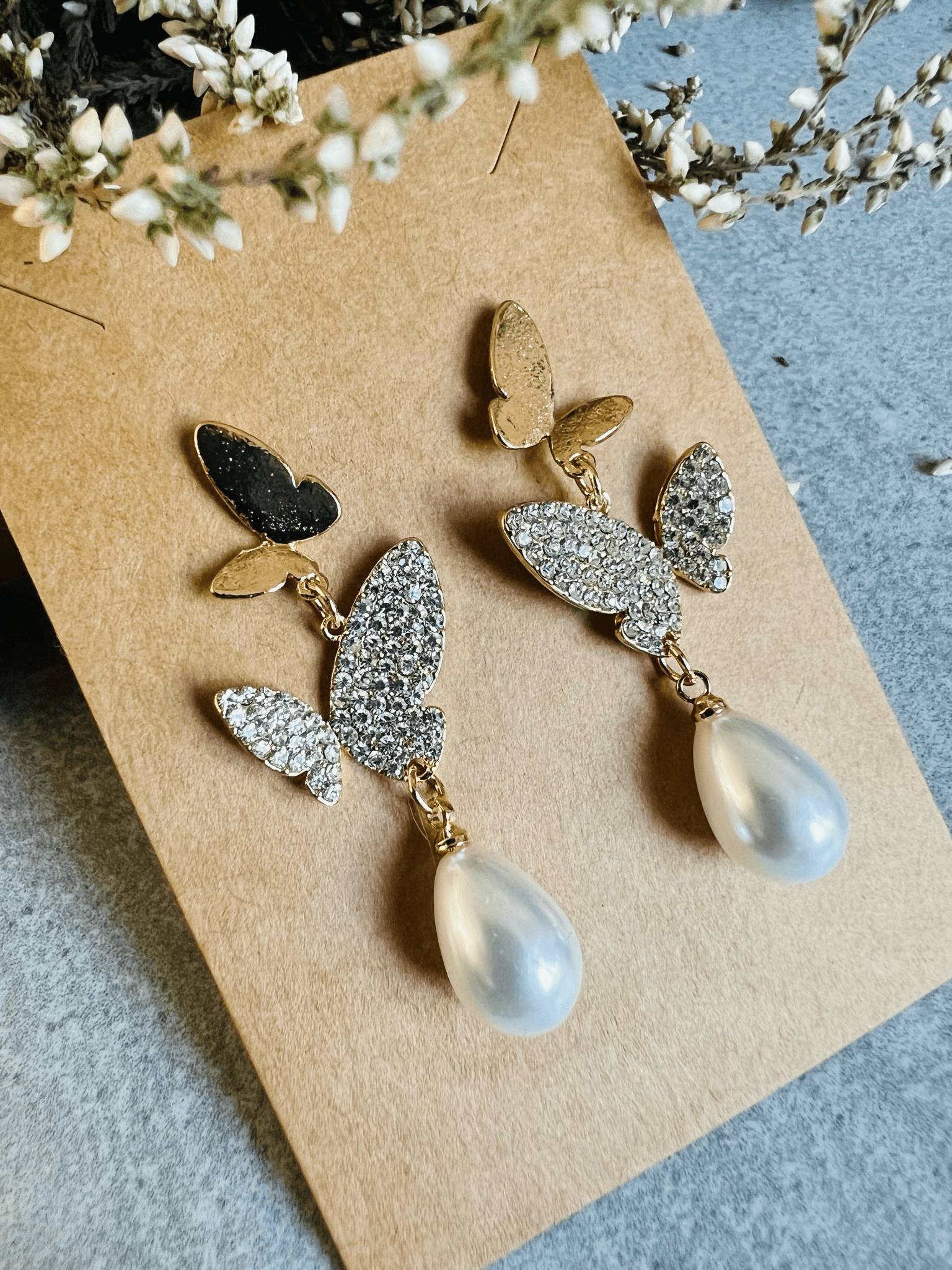 Boucles d’oreilles CATHIA papillons dorés, strass et gouttes perles - Créations Uniques
