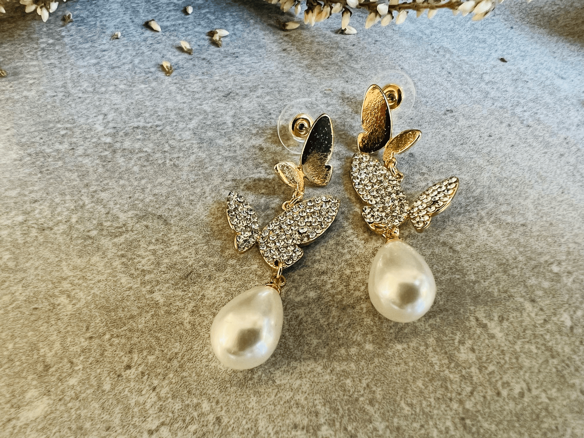 Boucles d’oreilles CATHIA papillons dorés, strass et gouttes perles - Créations Uniques