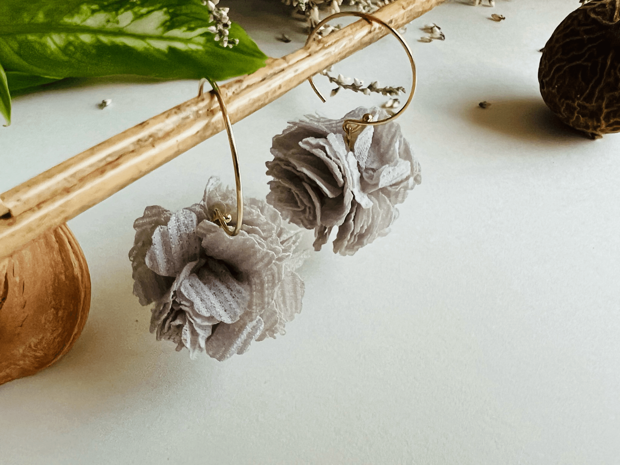 Boucles d’oreilles ANGELINA pompons gris - Créations Uniques - Créations Uniques