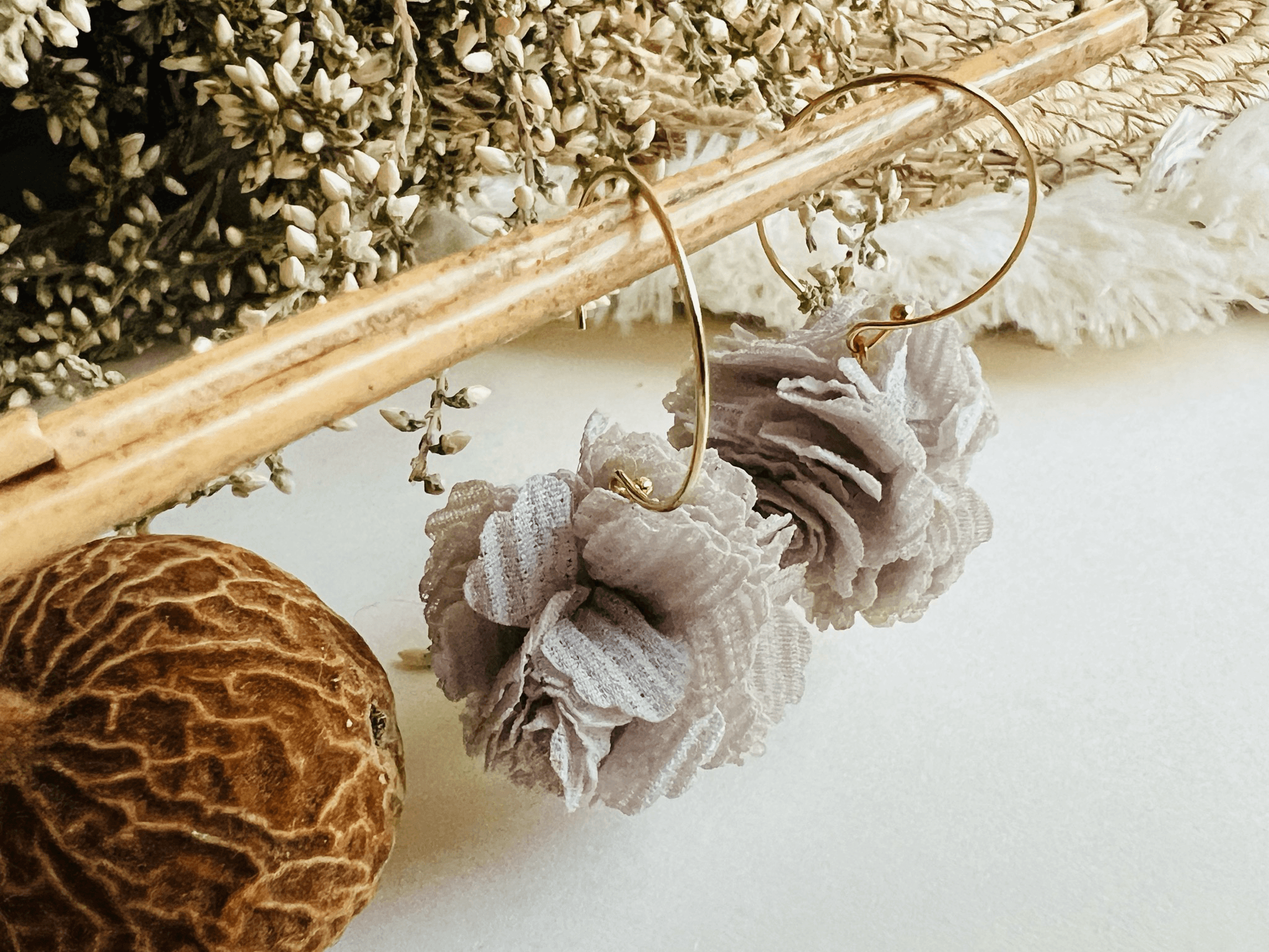 Boucles d’oreilles ANGELINA pompons gris - Créations Uniques - Créations Uniques