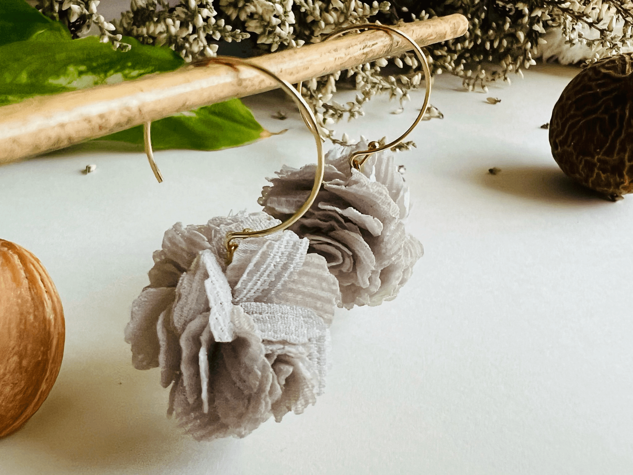 Boucles d’oreilles ANGELINA pompons gris - Créations Uniques - Créations Uniques