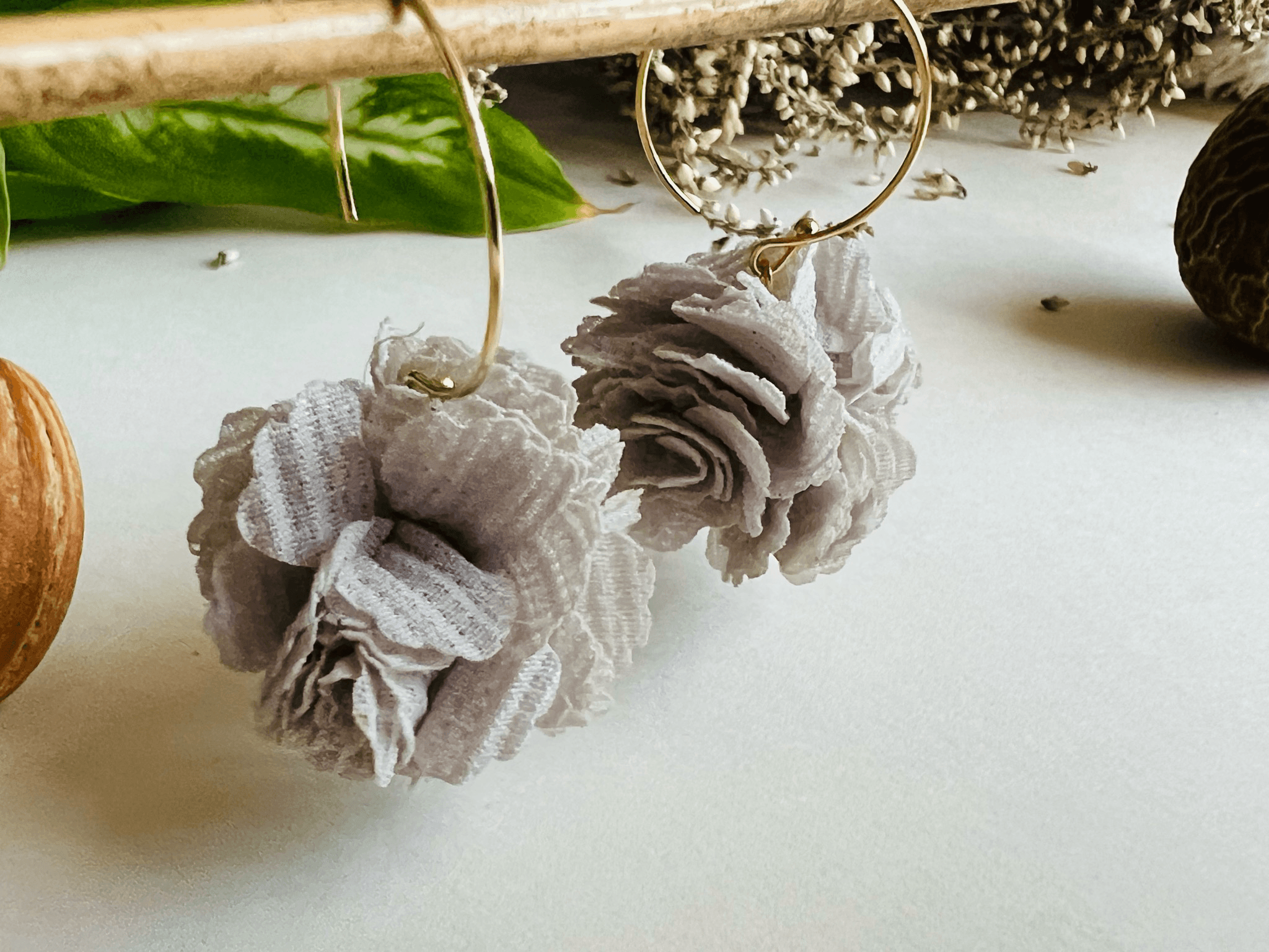 Boucles d’oreilles ANGELINA pompons gris - Créations Uniques - Créations Uniques