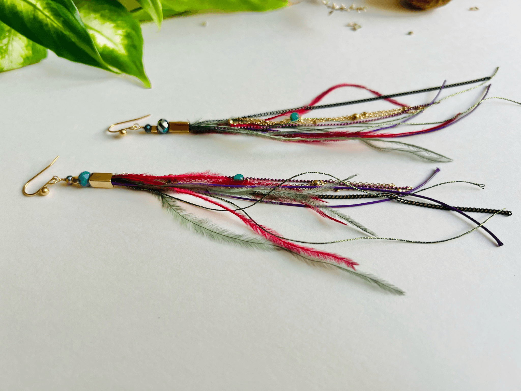 Boucles d’oreilles HAYEM fines et longues plumes multicolores - Créations Uniques