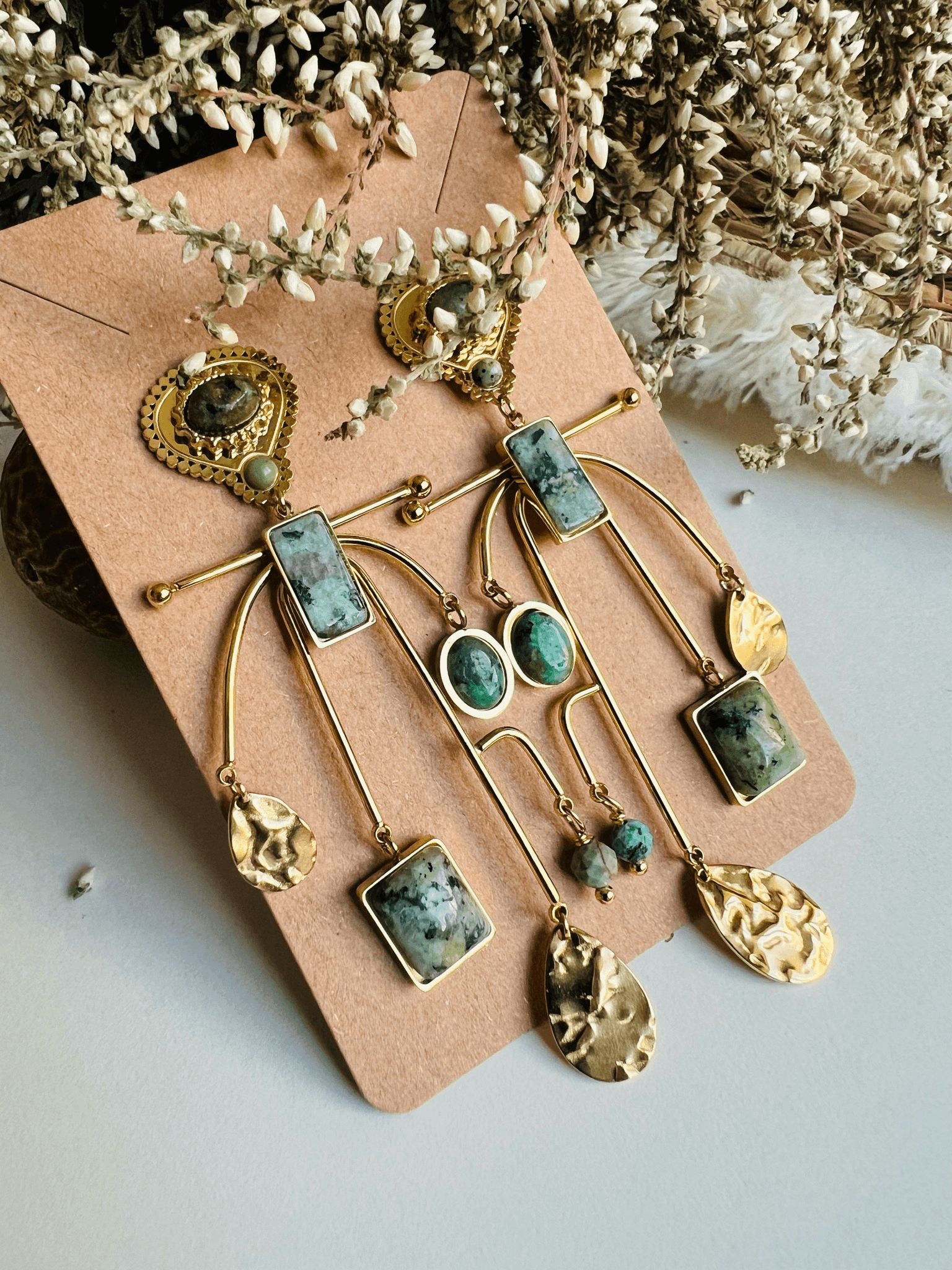 Boucles d’oreilles CASSANDRE chic et légères, dorées et bleu turquoise - Créations Uniques