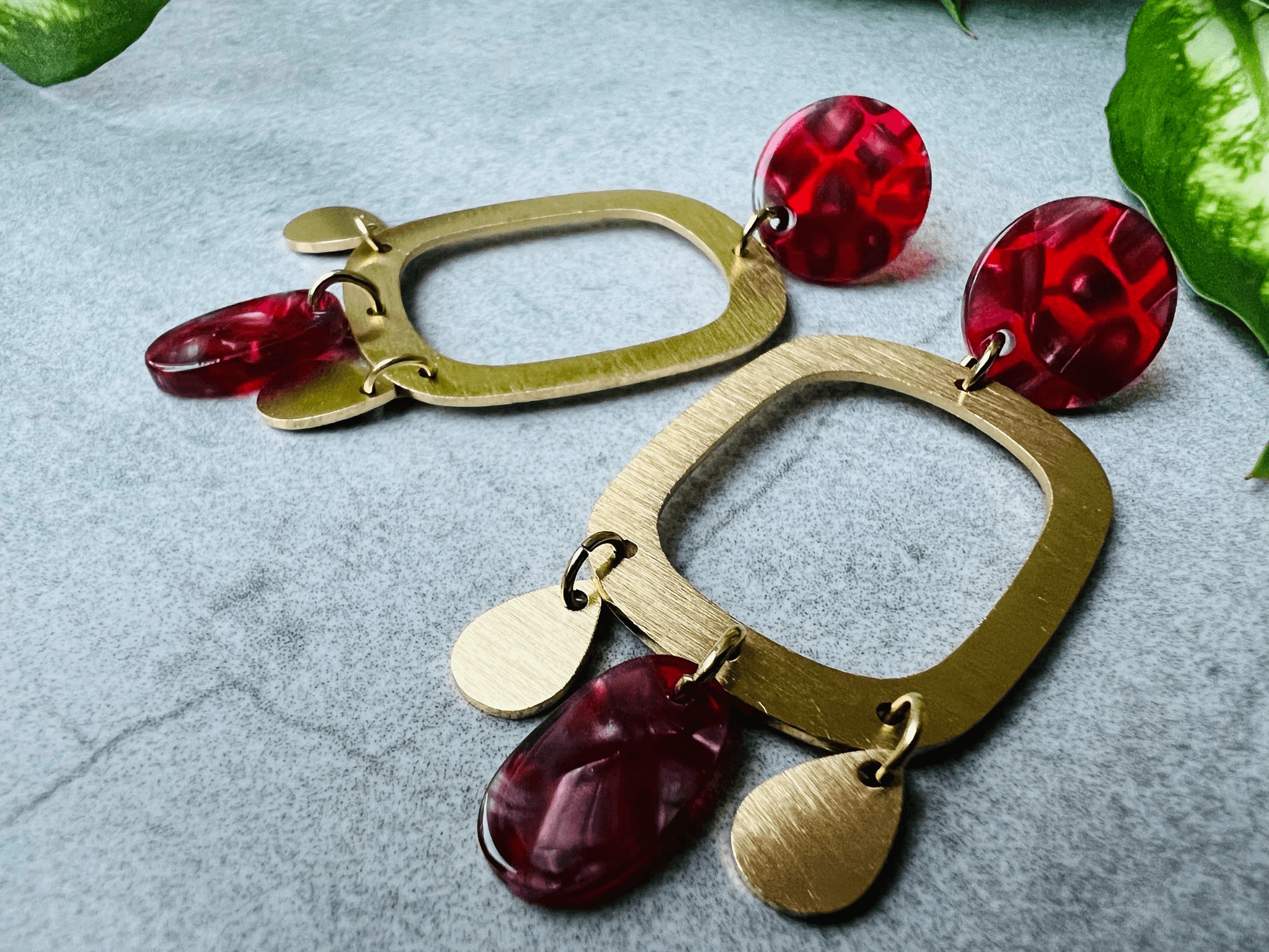 Boucles d’oreilles pendantes LORA rectangles dorés et pampilles dorées rouges - Créations Uniques