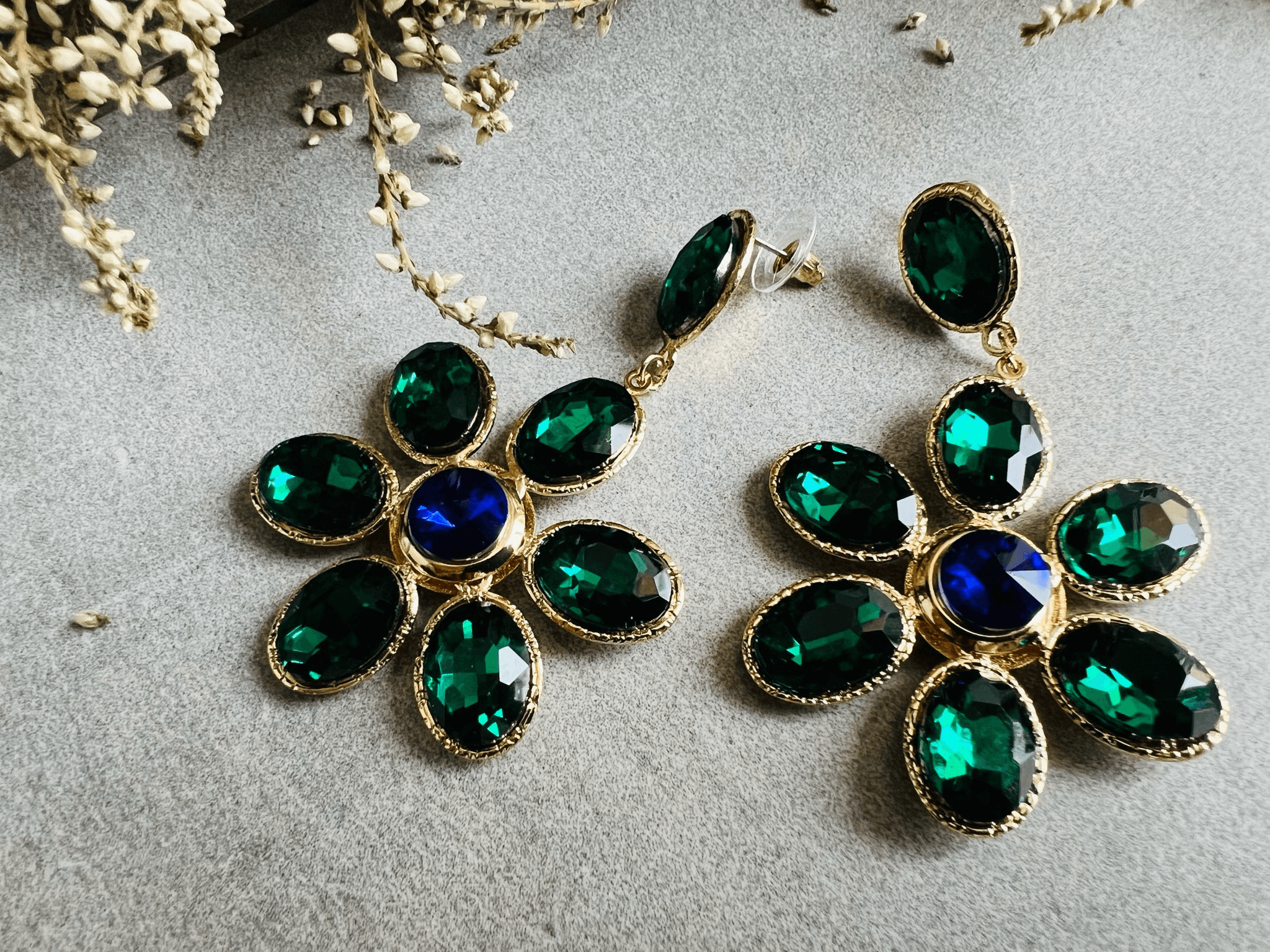 Boucles d’oreilles MAEVA grandes fleurs brillantes vert émeraude - Créations Uniques