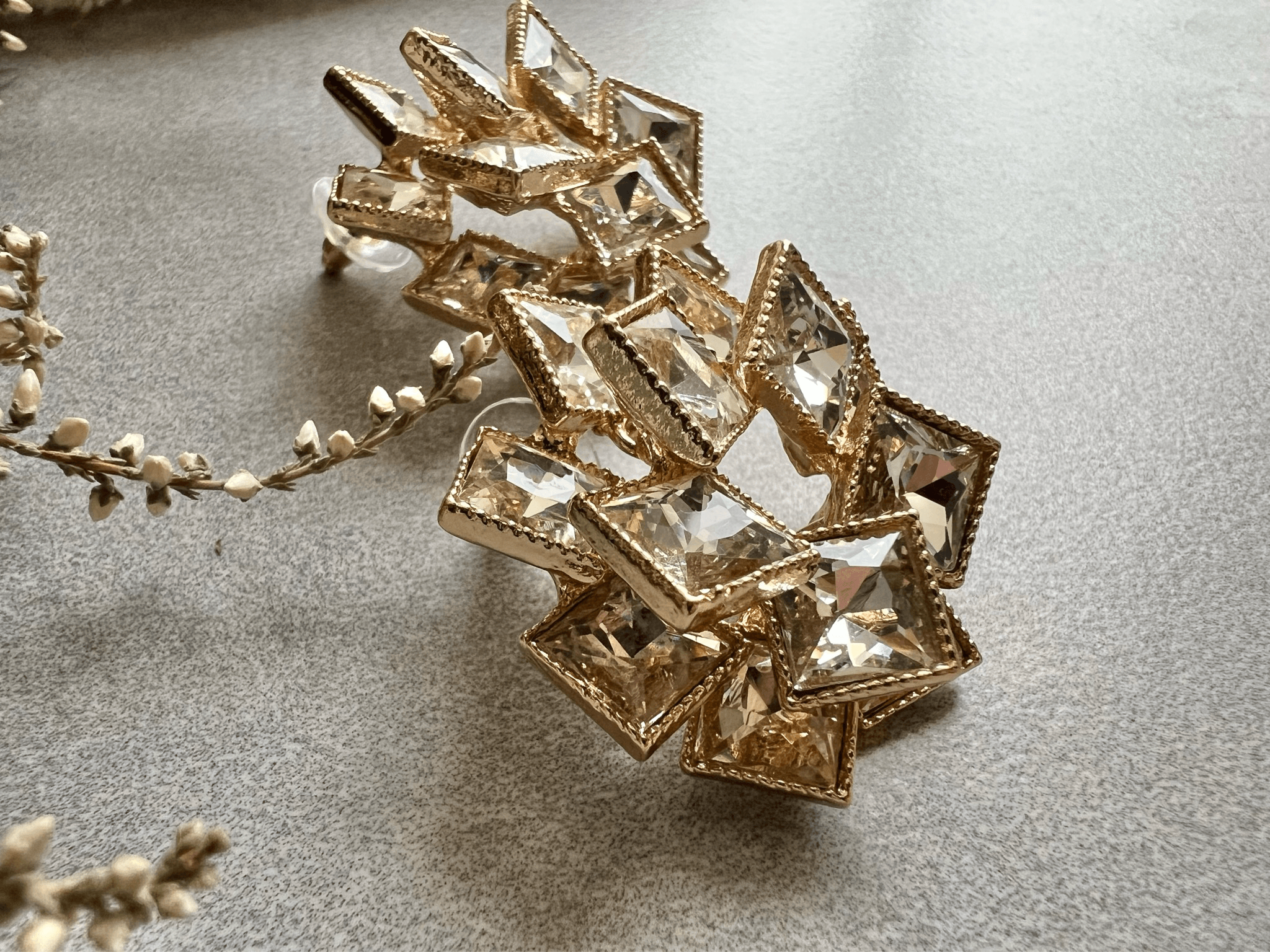 Boucles d’oreilles SYLVIA fleurs de carrés blancs brillants - Créations Uniques