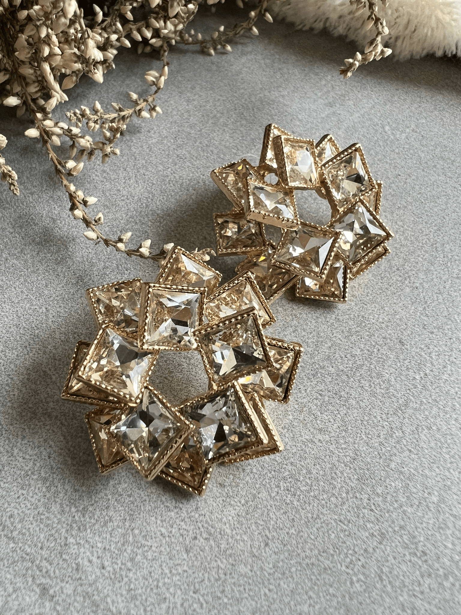 Boucles d’oreilles SYLVIA fleurs de carrés blancs brillants - Créations Uniques