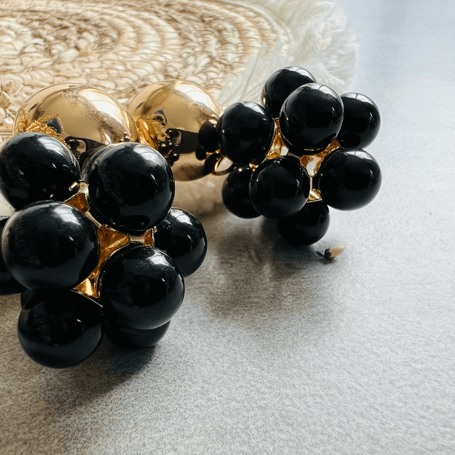 Boucles d’oreilles ALISON boules de perles noires - Créations Uniques - Créations Uniques