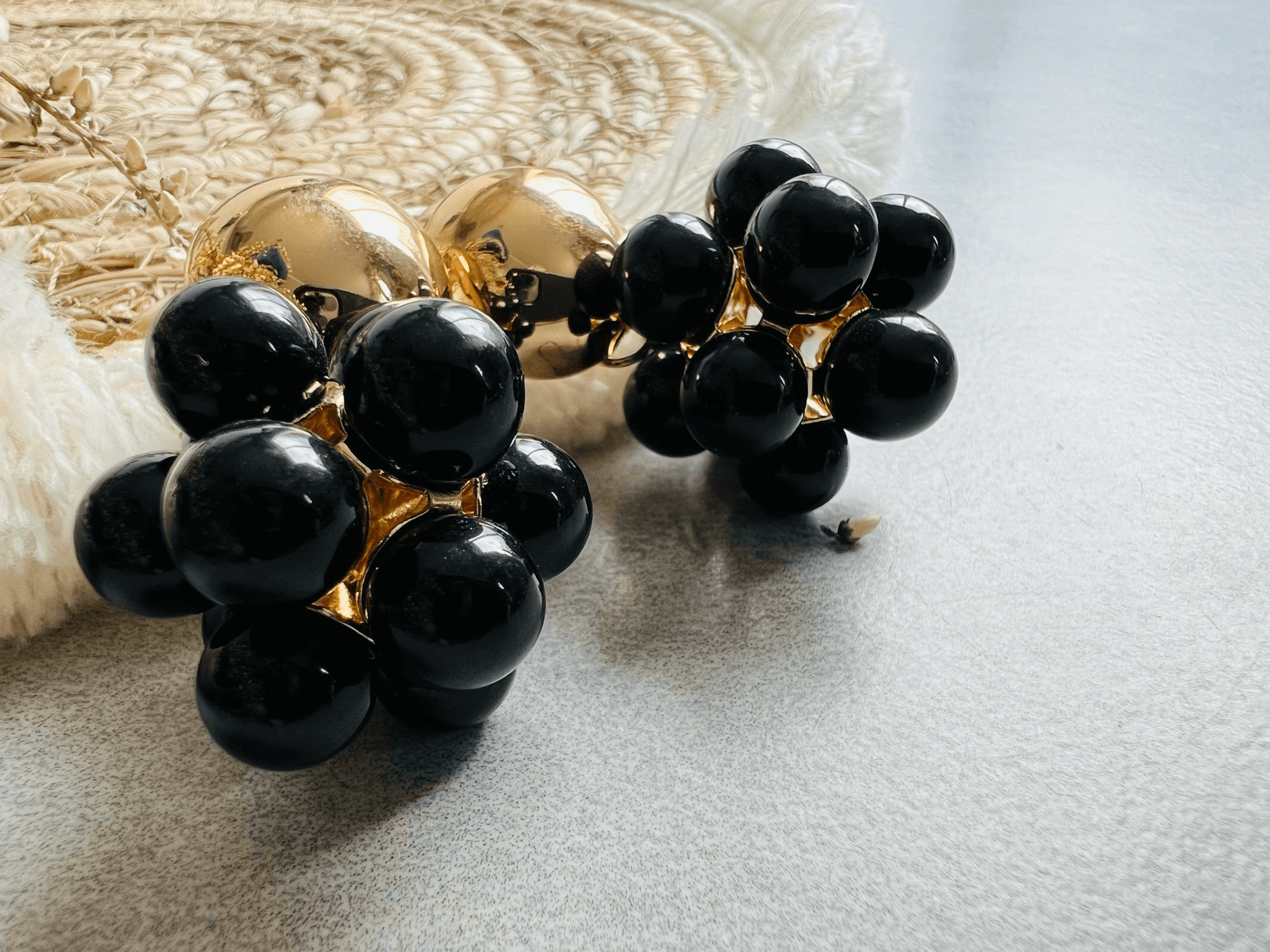 Boucles d’oreilles ALISON boules de perles noires - Créations Uniques - Créations Uniques