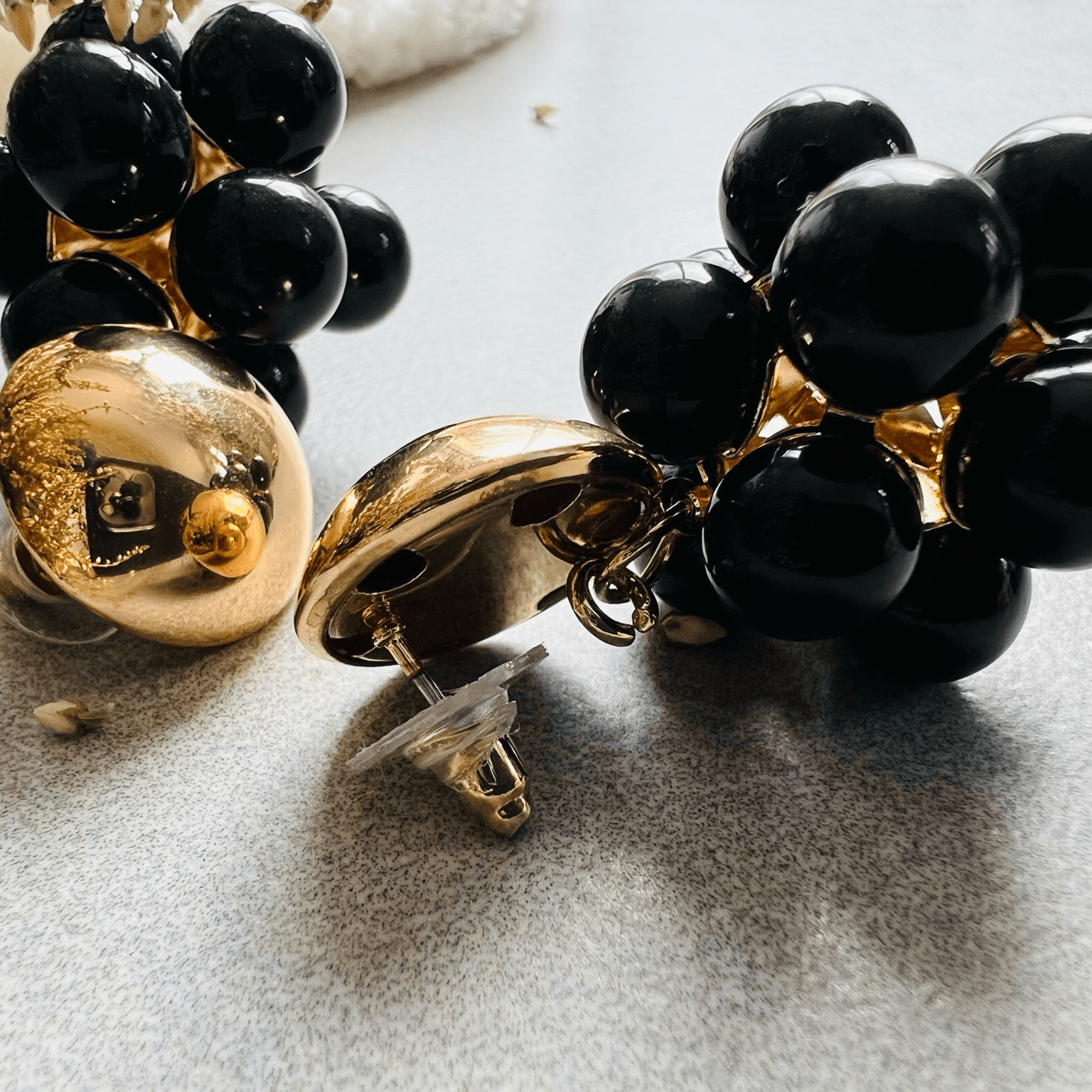 Boucles d’oreilles ALISON boules de perles noires - Créations Uniques - Créations Uniques