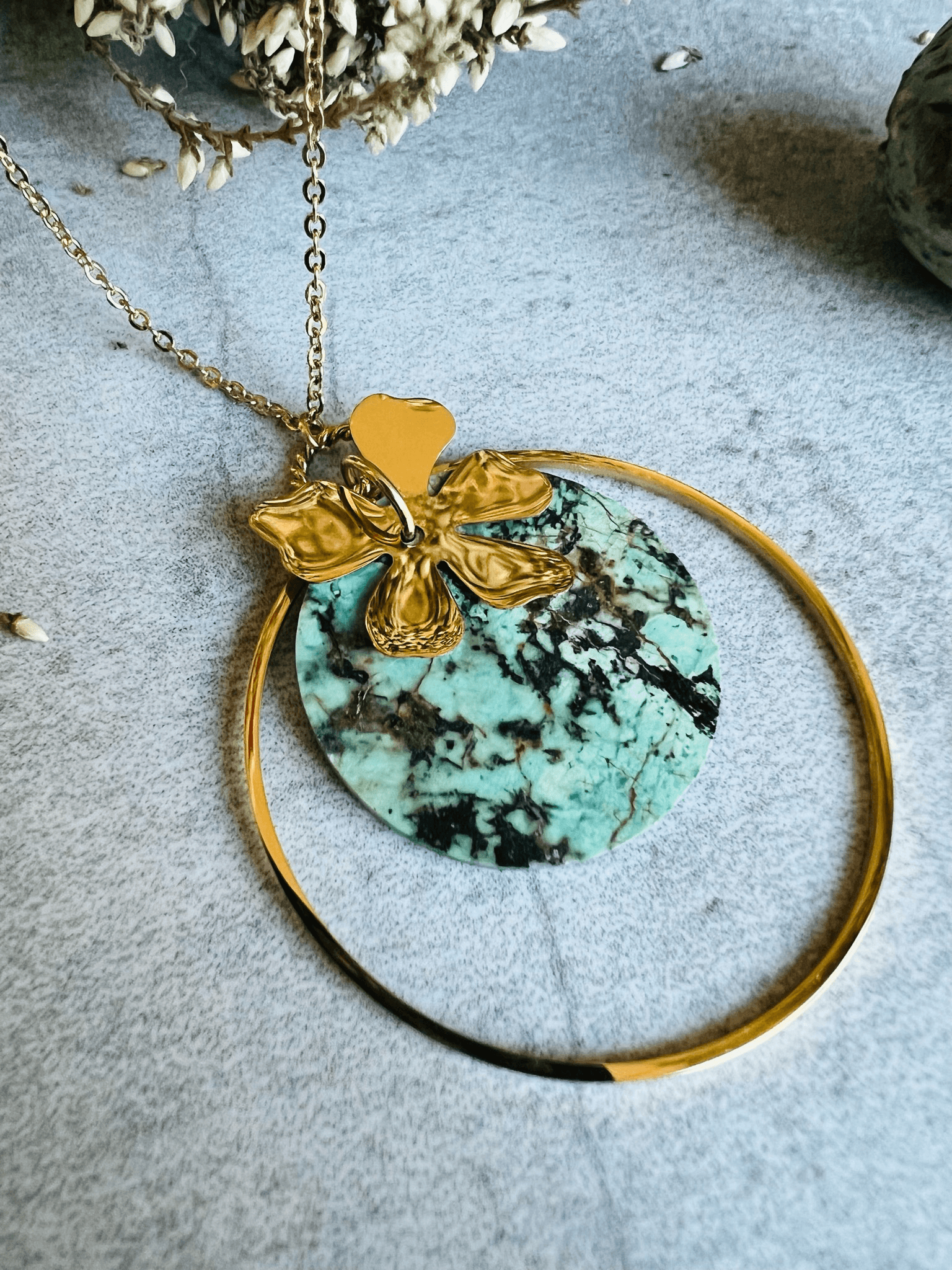 Collier LOUANE pendentif turquoise et anneau doré - Créations Uniques