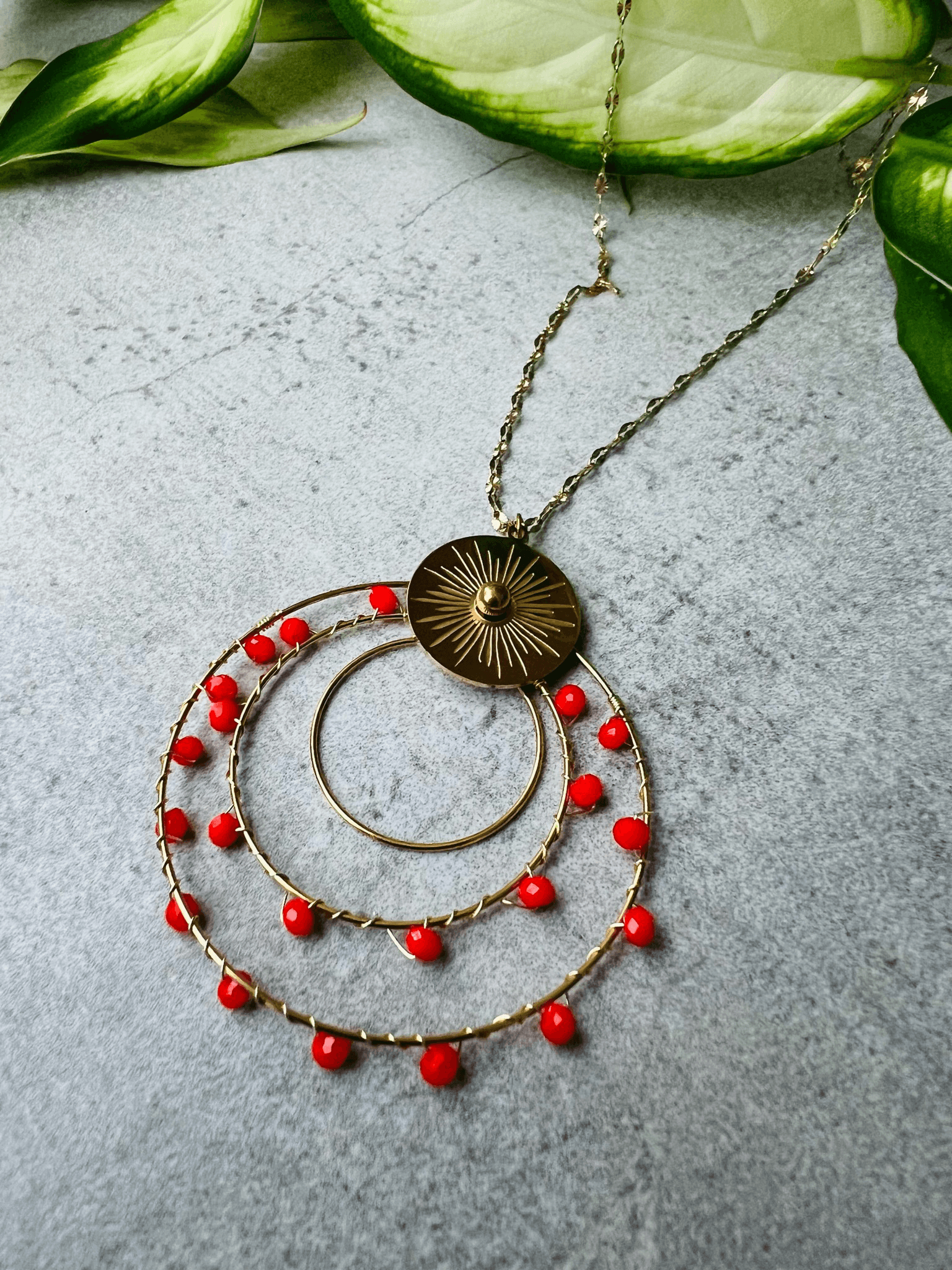 Collier BERTHE pendentif anneaux décorés de perles orange flashy . - Créations Uniques