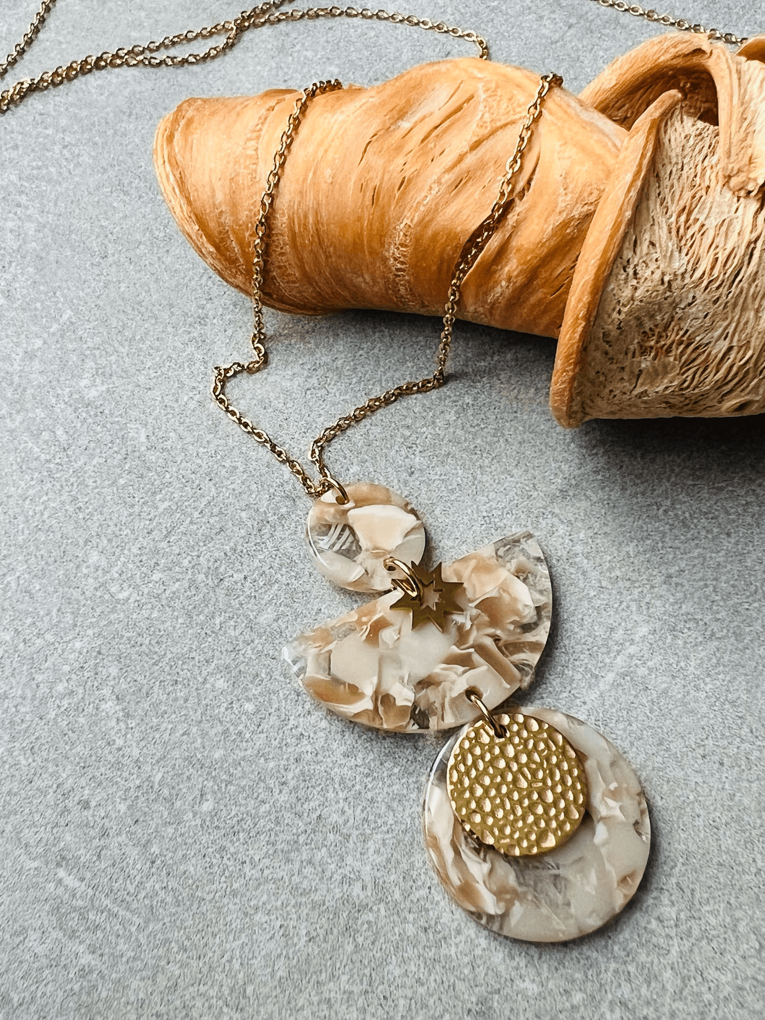 Collier ARIANA pendentif résine beige - Créations Uniques