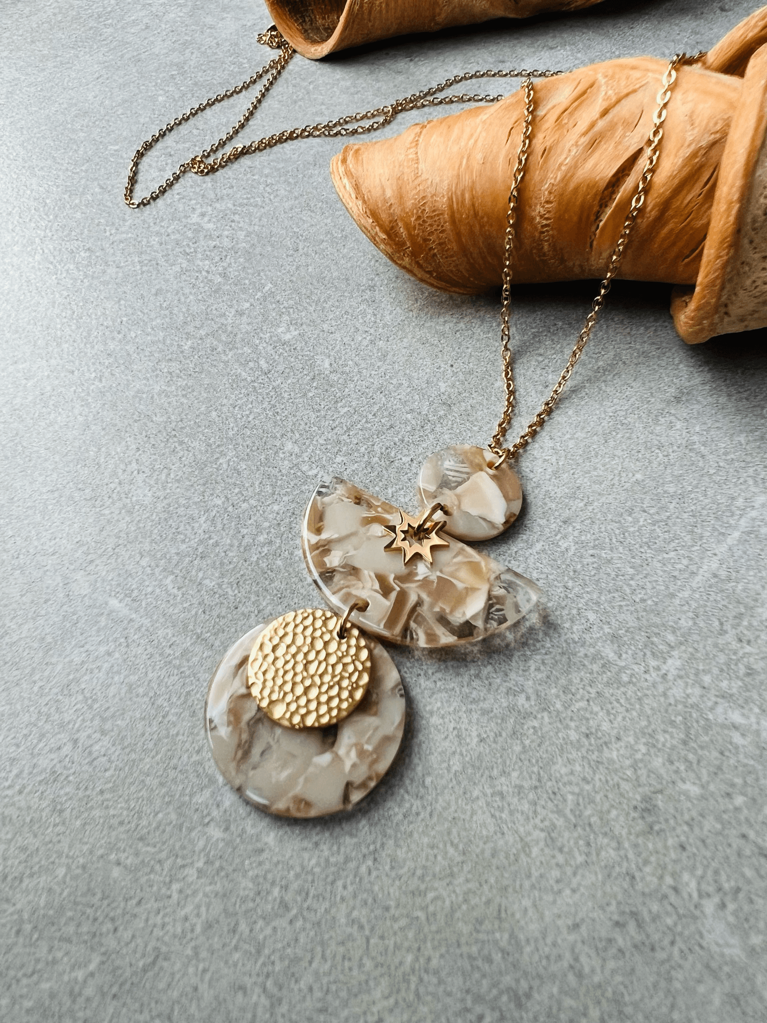 Collier ARIANA pendentif résine beige - Créations Uniques