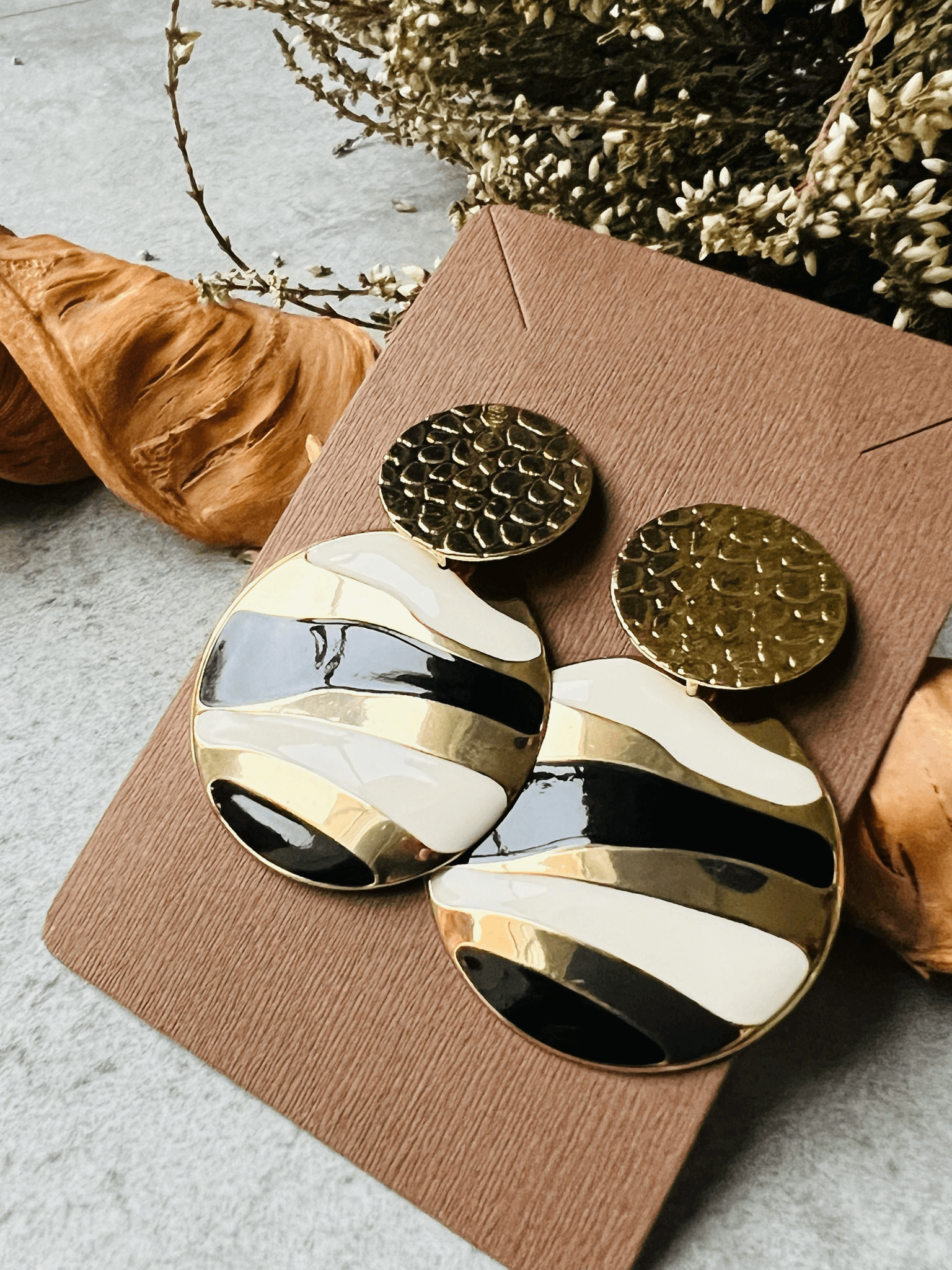 Boucles d’oreilles ARMELLE chic - noir, blanc et doré - Créations Uniques