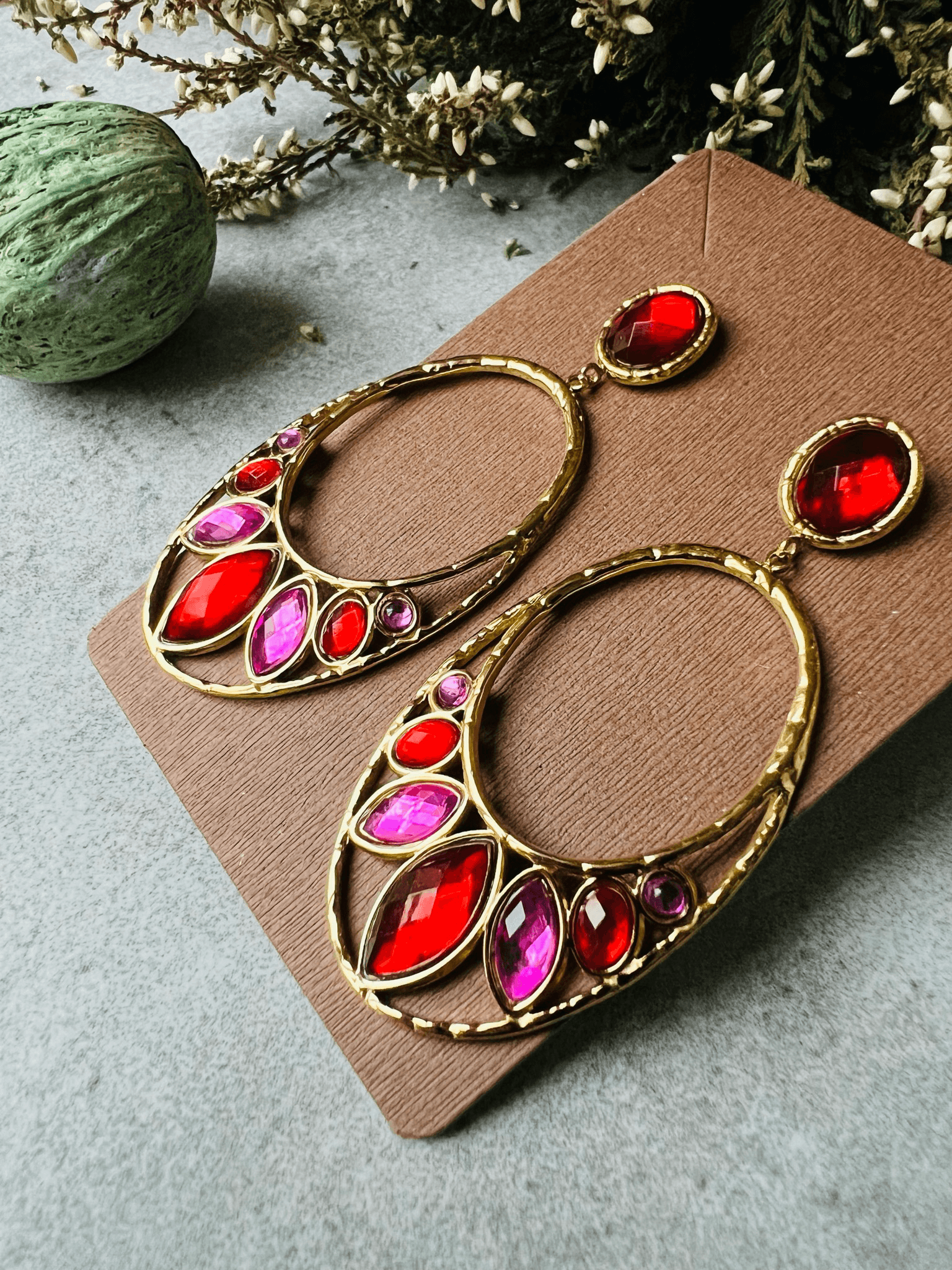 Boucles d’oreilles chic CENDRINE ovales dorés cabochons brillants rouges et roses - Créations Uniques