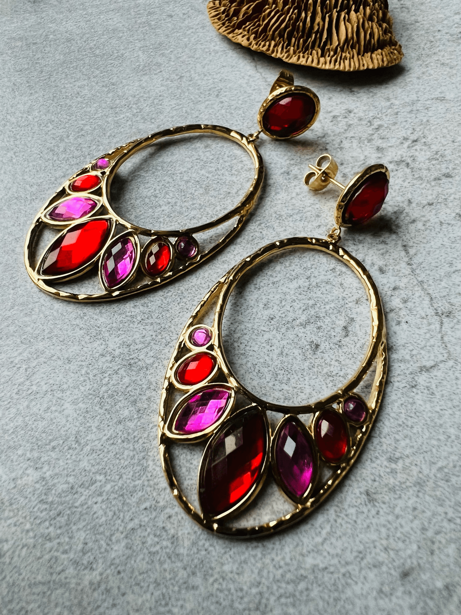 Boucles d’oreilles chic CENDRINE ovales dorés cabochons brillants rouges et roses - Créations Uniques