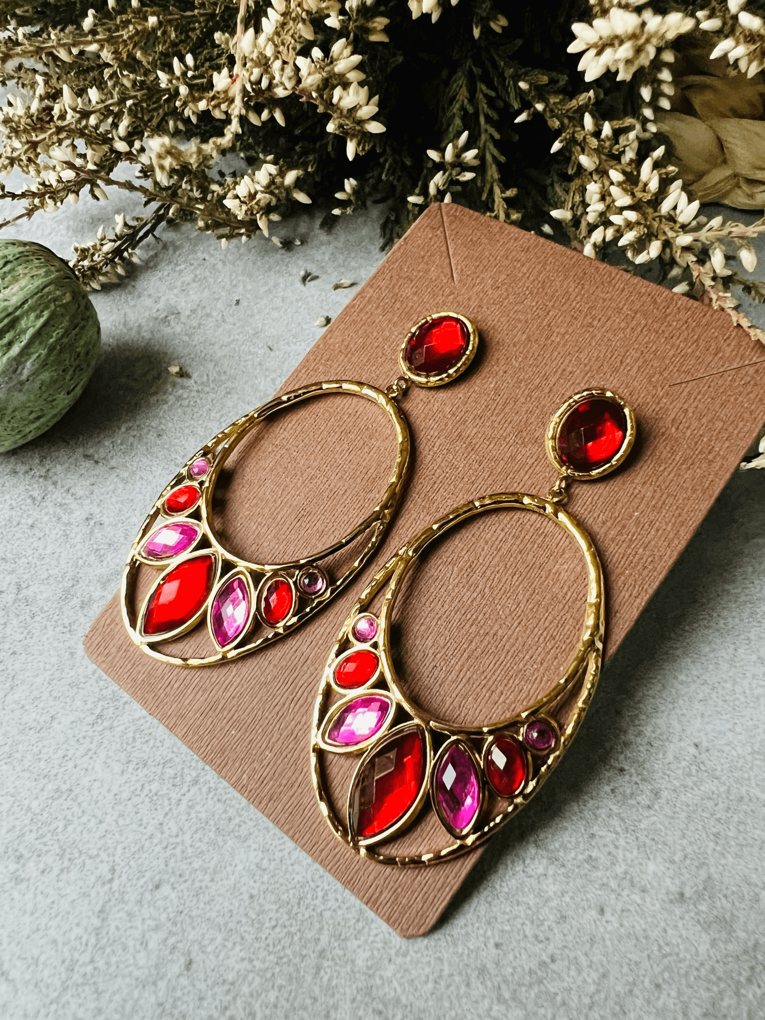 Boucles d’oreilles chic CENDRINE ovales dorés cabochons brillants rouges et roses - Créations Uniques