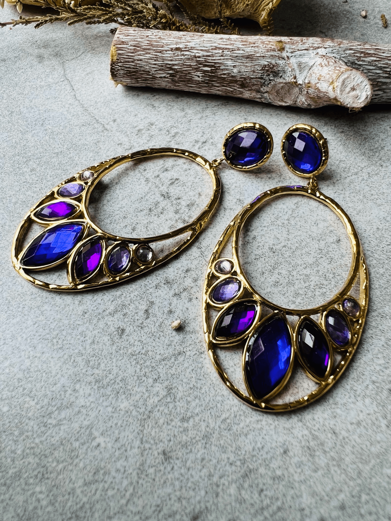 Boucles d’oreilles chic CENDRINE ovales dorés cabochons brillants nuances de violets - Créations Uniques