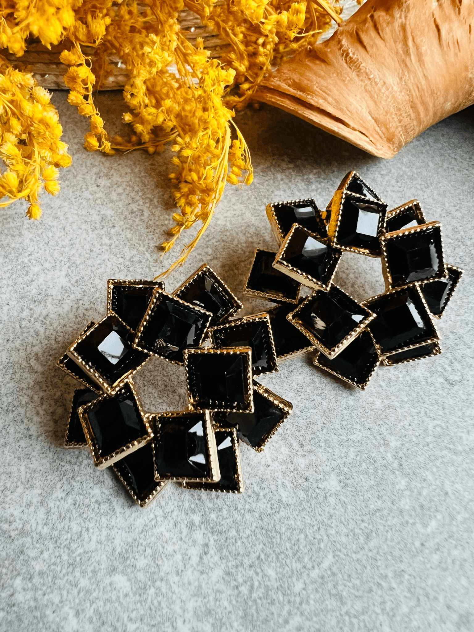 Boucles d’oreilles SYLVIA fleurs de carrés noirs brillants - Créations Uniques