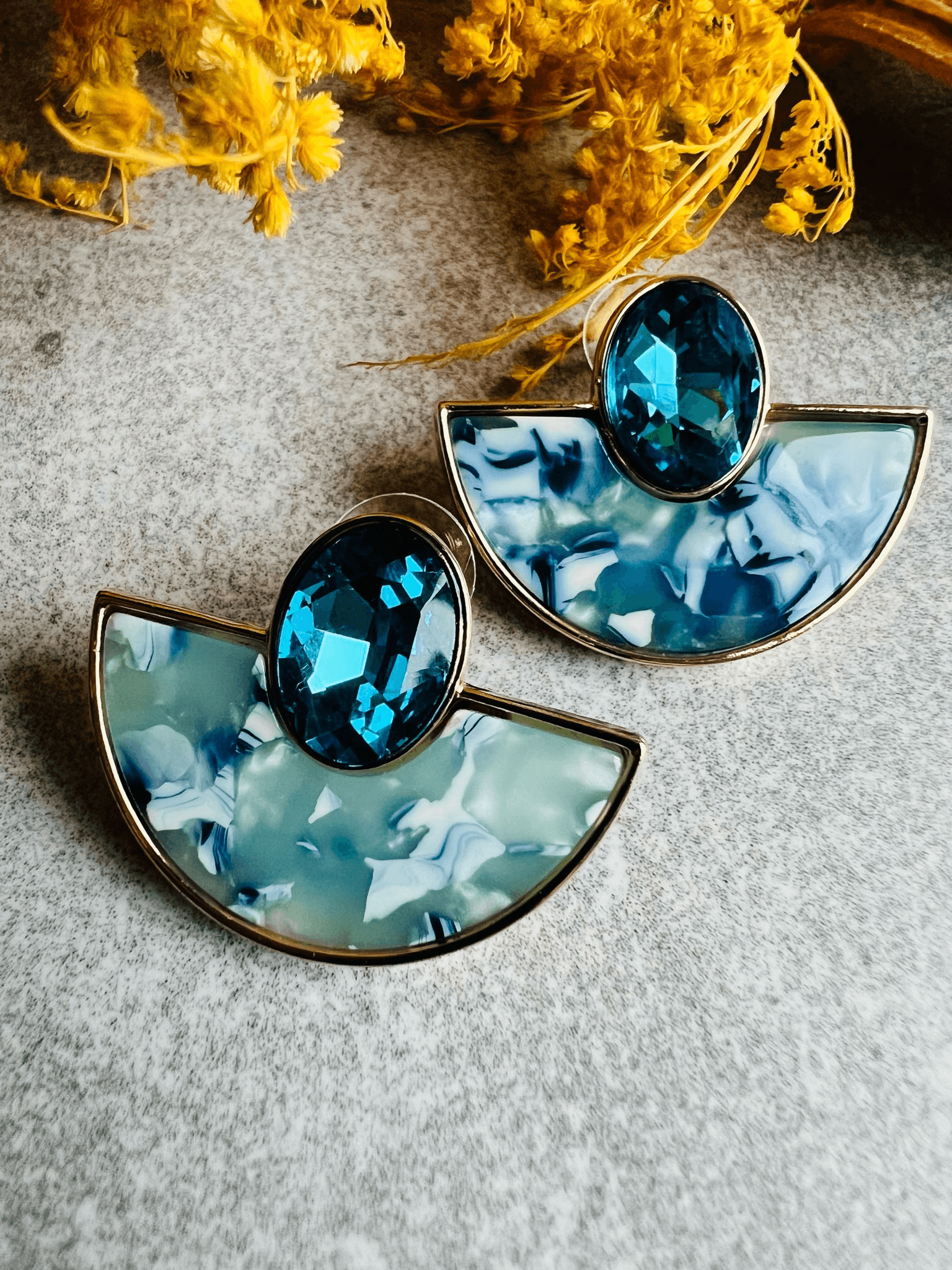 Boucles d’oreilles LIV demi cercle résine nuances de bleu - Créations Uniques