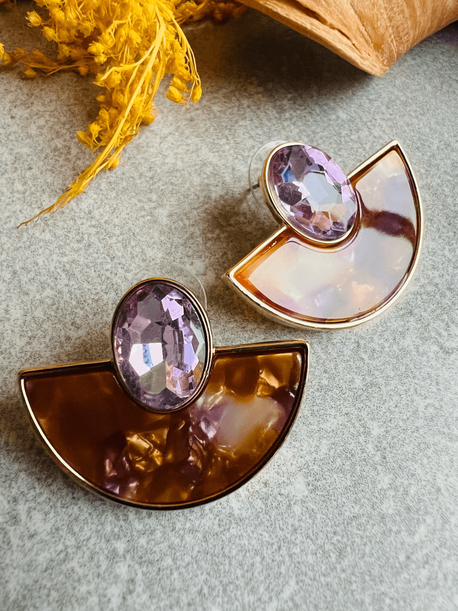 Boucles d’oreilles LIV demi cercle résine marron mauve - Créations Uniques