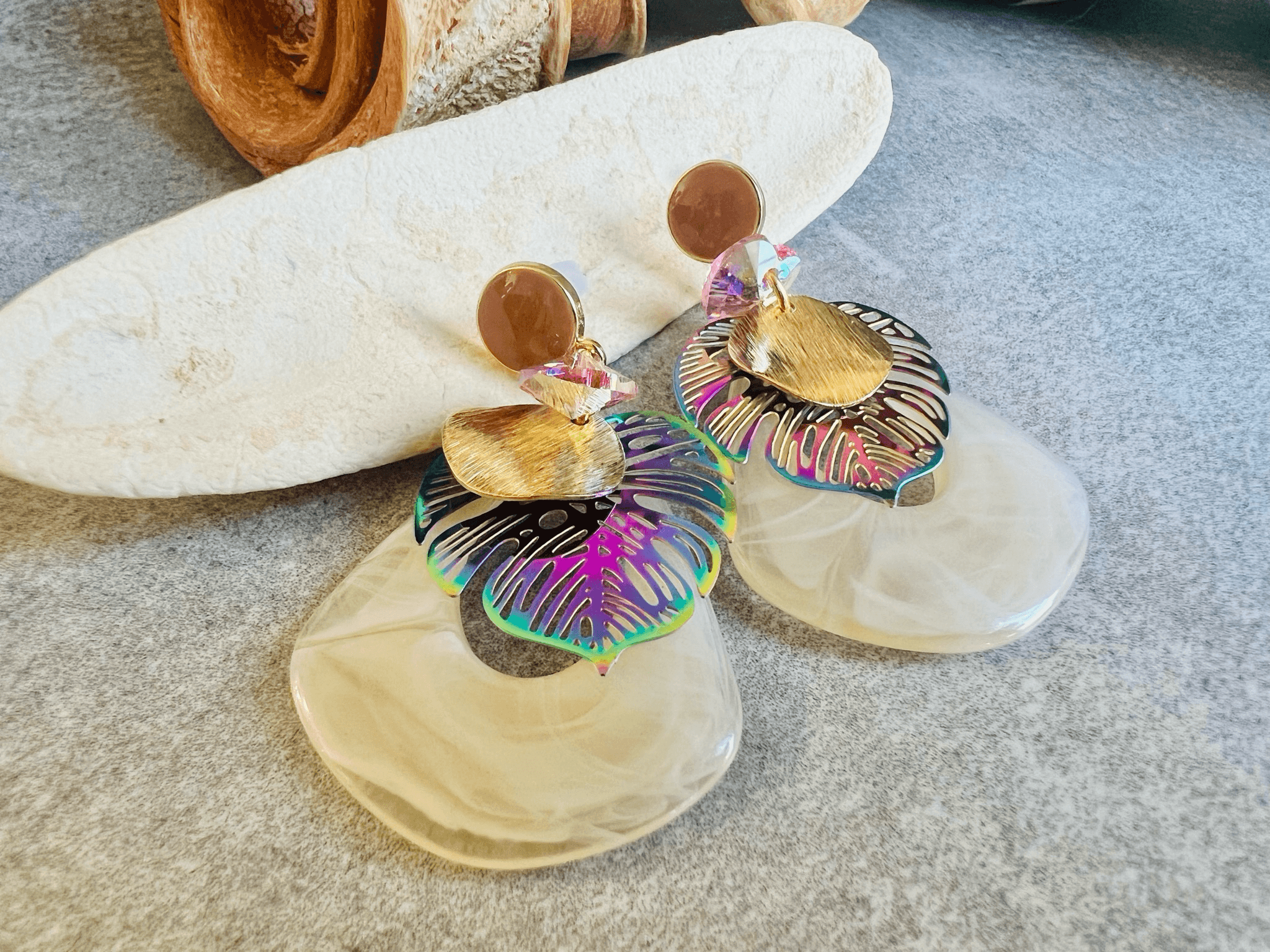 Boucles d’oreilles DELILAH résine beige cœurs cristal rose - Créations Uniques - Créations Uniques