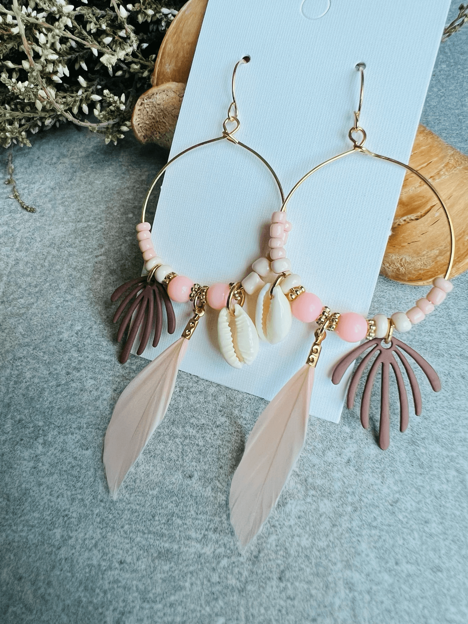 Boucles d’oreilles DAKOTA coquillages grain de café, perles et plumes rose pâle - Créations Uniques - Créations Uniques