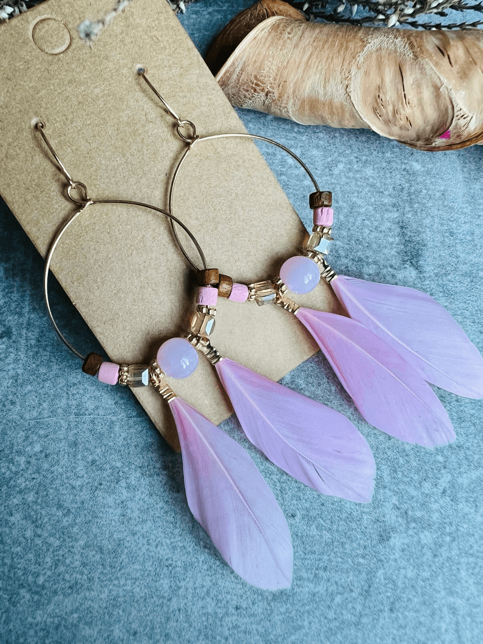 Boucles d’oreilles CAILEE perles et plumes roses - Créations Uniques - Créations Uniques