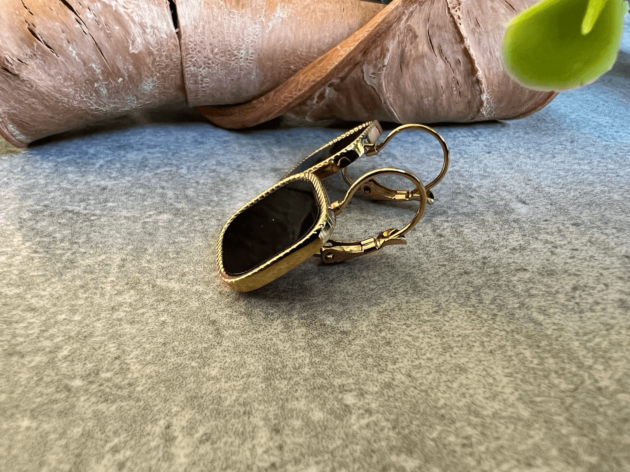 Boucles d’oreilles TATYANA noires, chic et discrètes - Créations Uniques