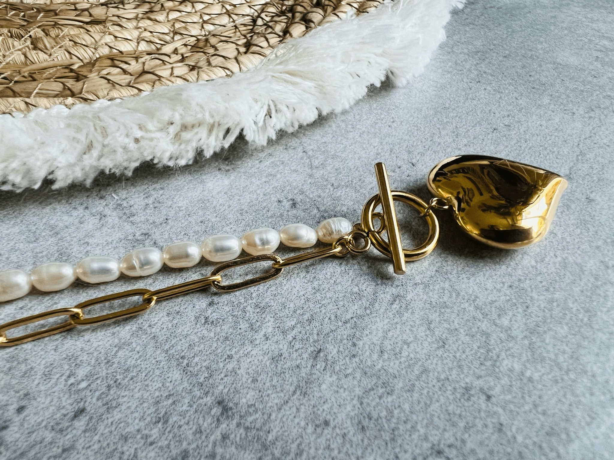 Collier asymétrique VICTORINE cœur et chaîne dorés perles blanches - Créations Uniques