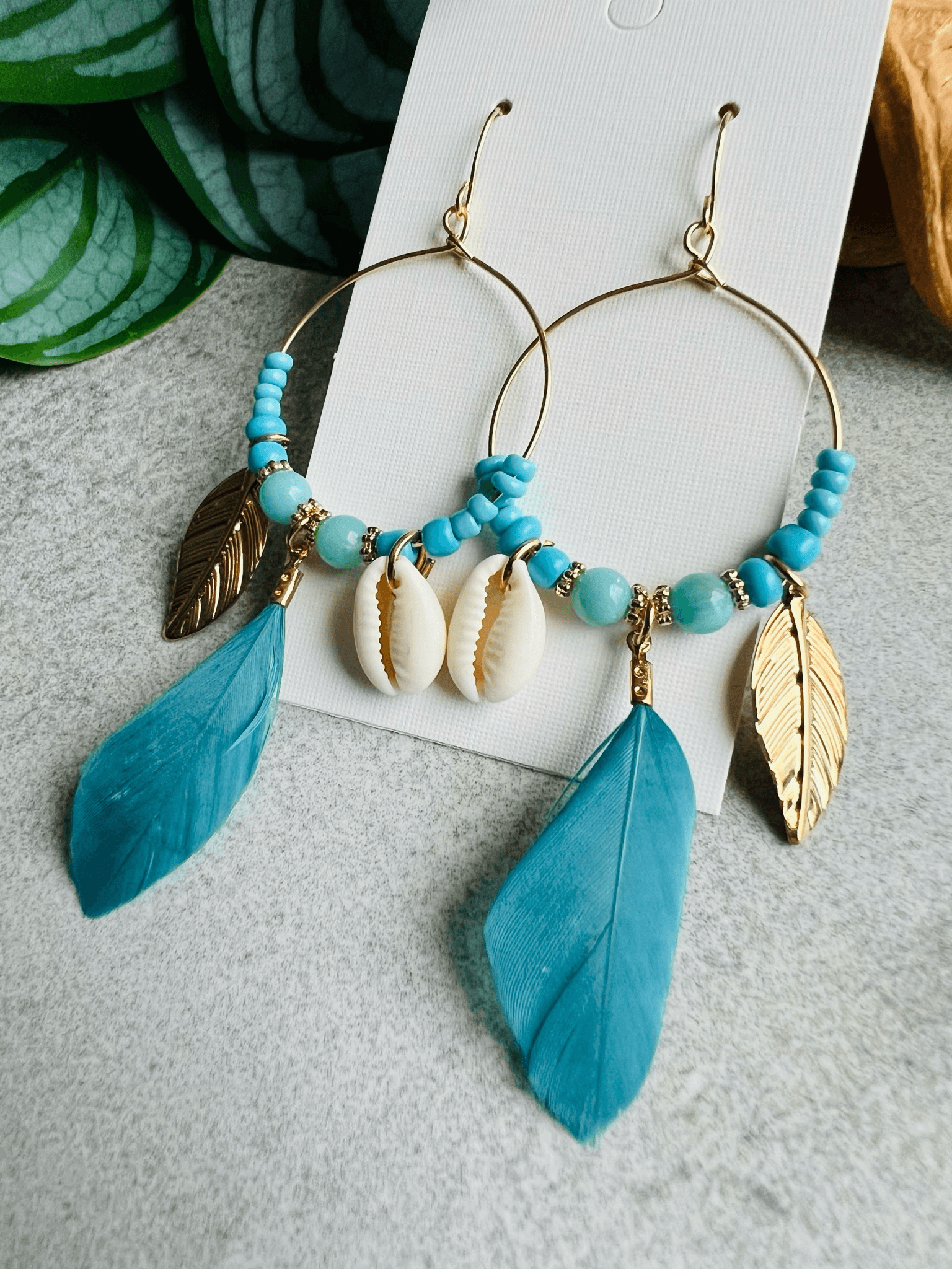 Boucles d’oreilles DAKOTA coquillages grain de café, perles et plumes bleues - Créations Uniques - Créations Uniques