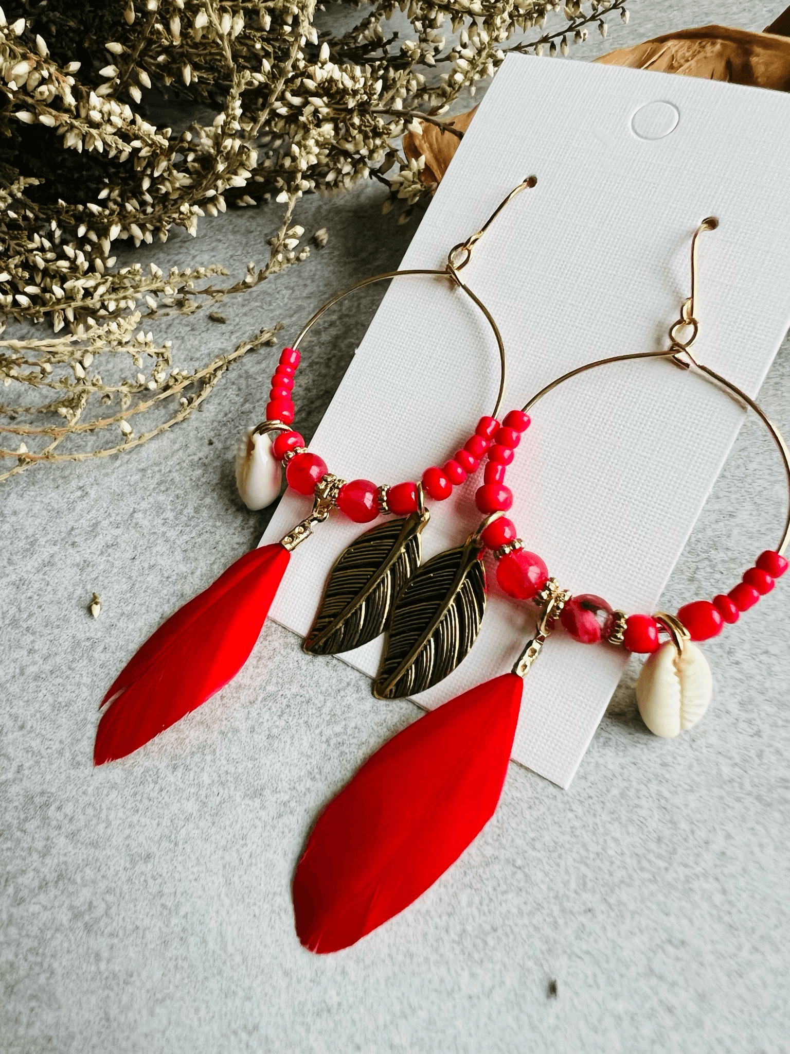 Boucles d’oreilles DAKOTA coquillages grain de café, perles et plumes rouges - Créations Uniques - Créations Uniques