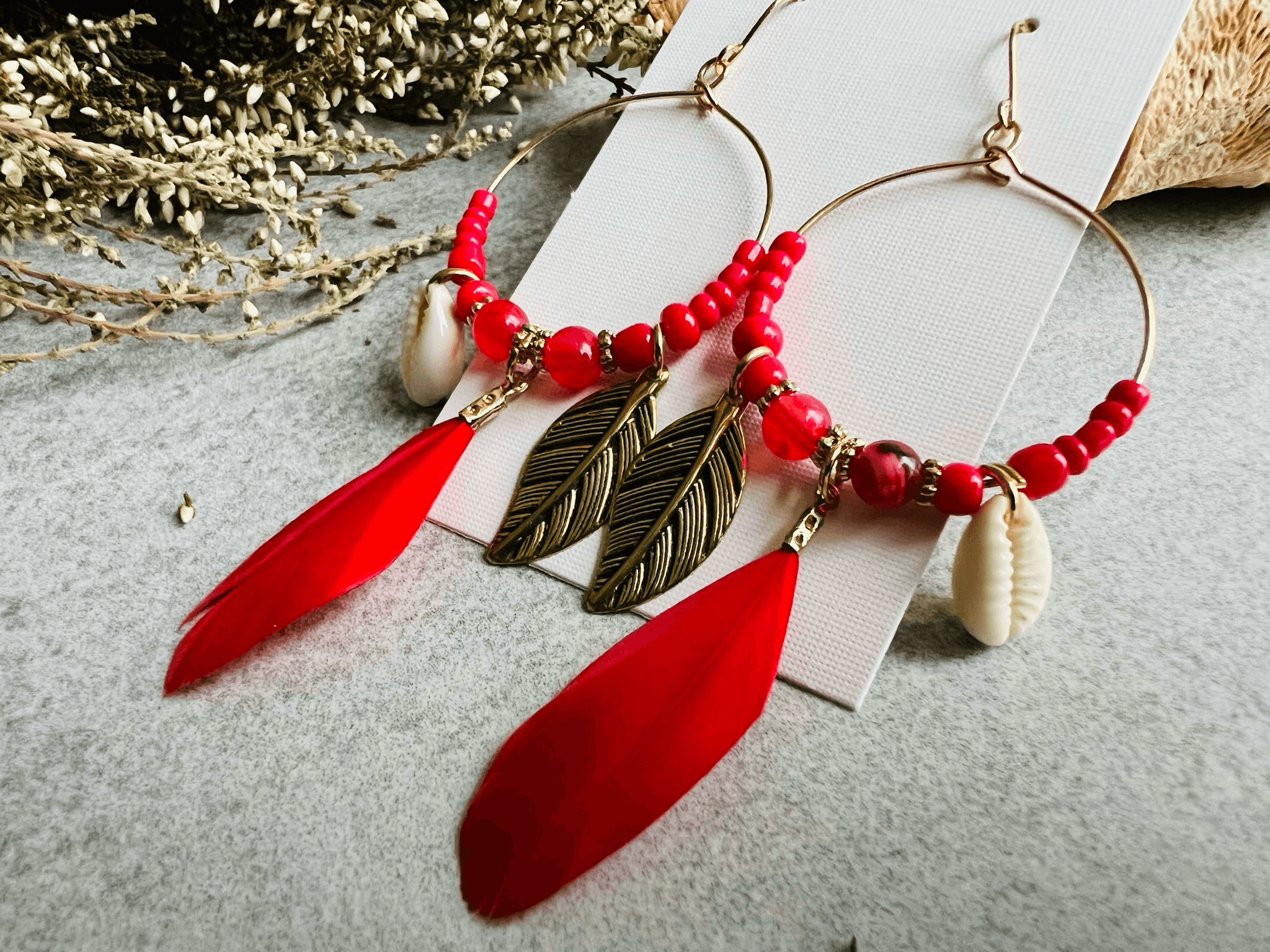 Boucles d’oreilles DAKOTA coquillages grain de café, perles et plumes rouges - Créations Uniques - Créations Uniques