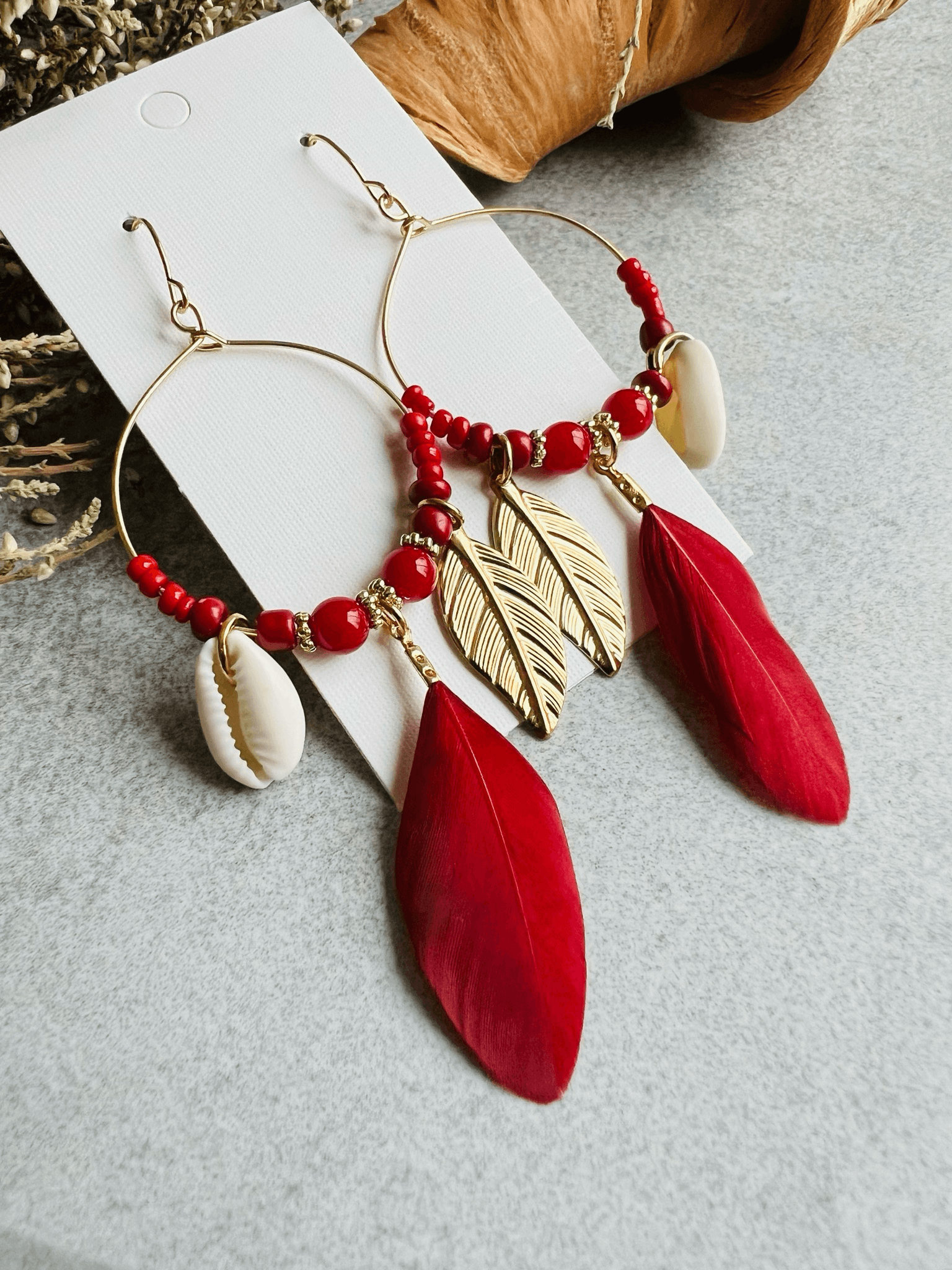 Boucles d’oreilles DAKOTA coquillages grain de café, perles et plumes rouge foncé- Créations Uniques - Créations Uniques