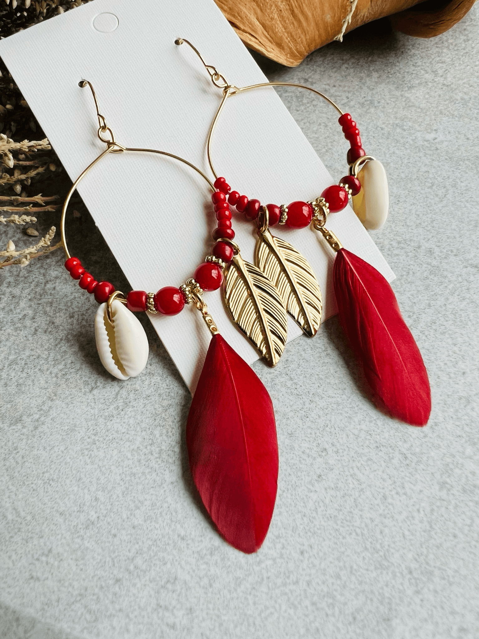 Boucles d’oreilles DAKOTA coquillages grain de café, perles et plumes rouge foncé- Créations Uniques - Créations Uniques