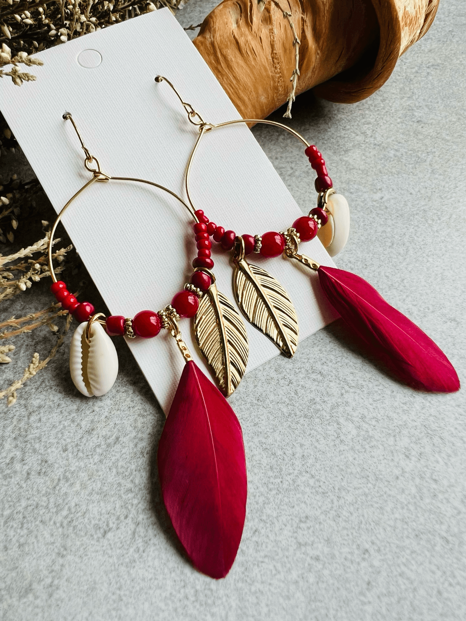 Boucles d’oreilles DAKOTA coquillages grain de café, perles et plumes rouge foncé- Créations Uniques - Créations Uniques