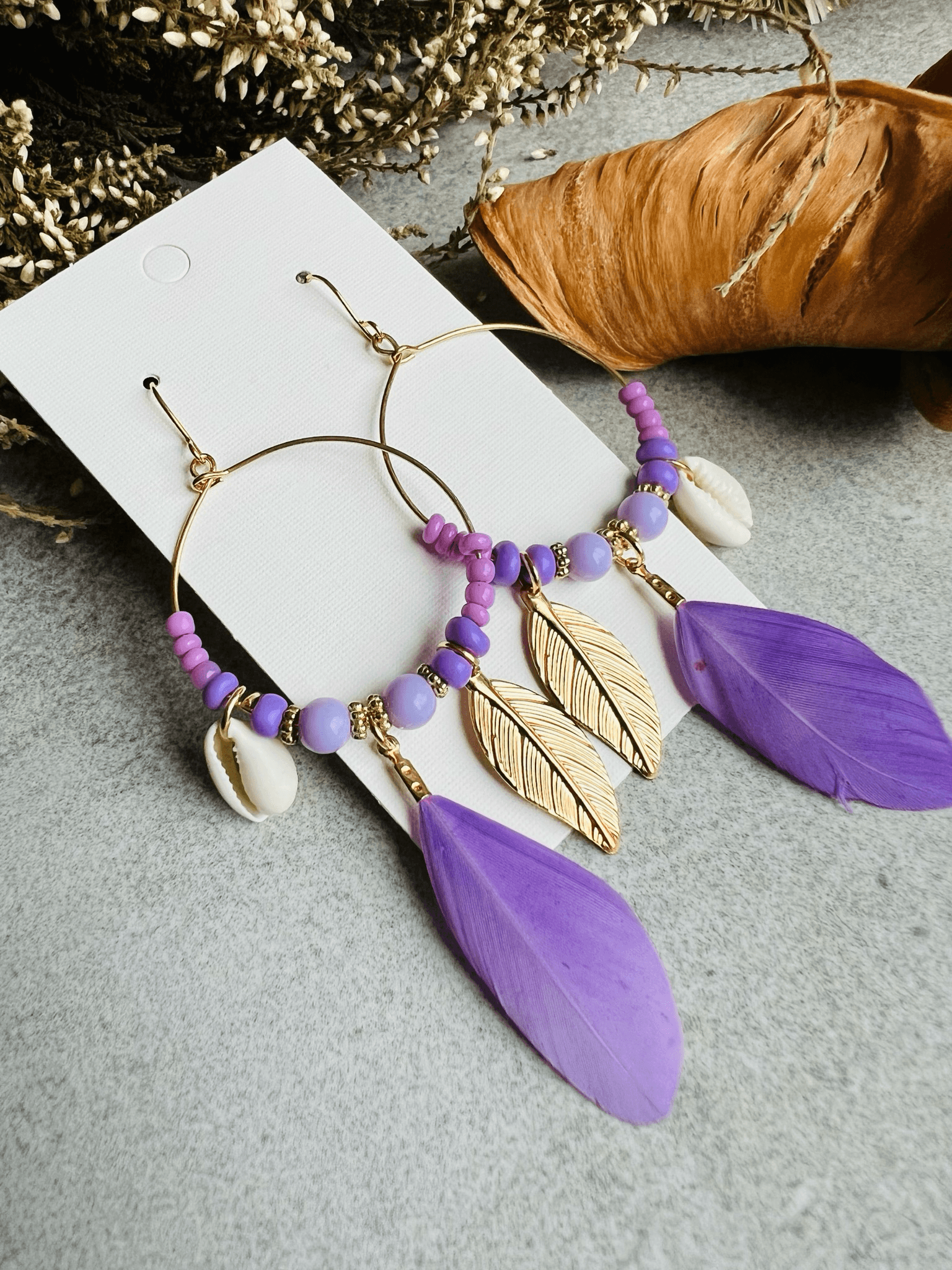 Boucles d’oreilles DAKOTA coquillages grain de café, perles et plumes violettes - Créations Uniques - Créations Uniques