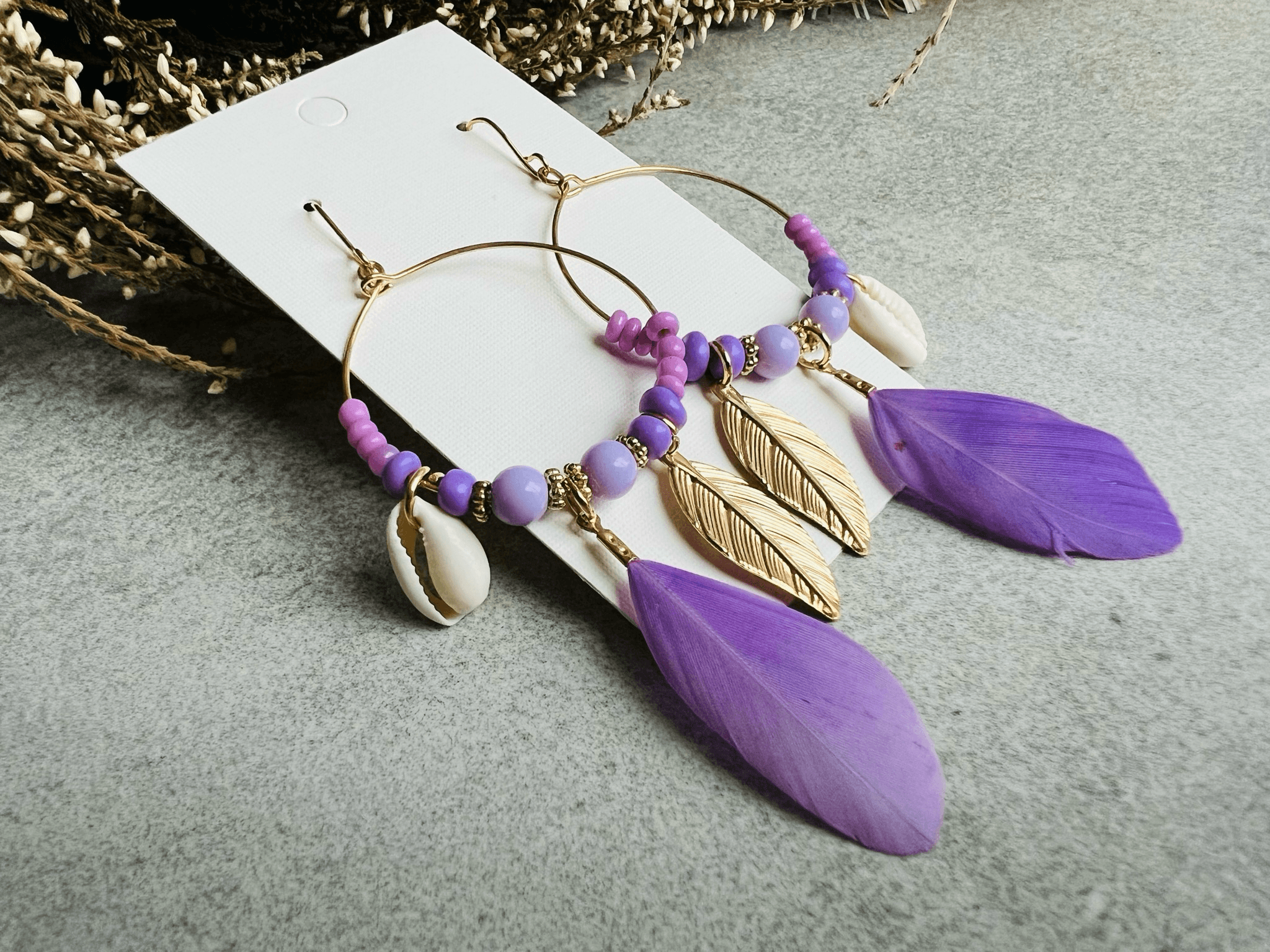 Boucles d’oreilles DAKOTA coquillages grain de café, perles et plumes violettes - Créations Uniques - Créations Uniques